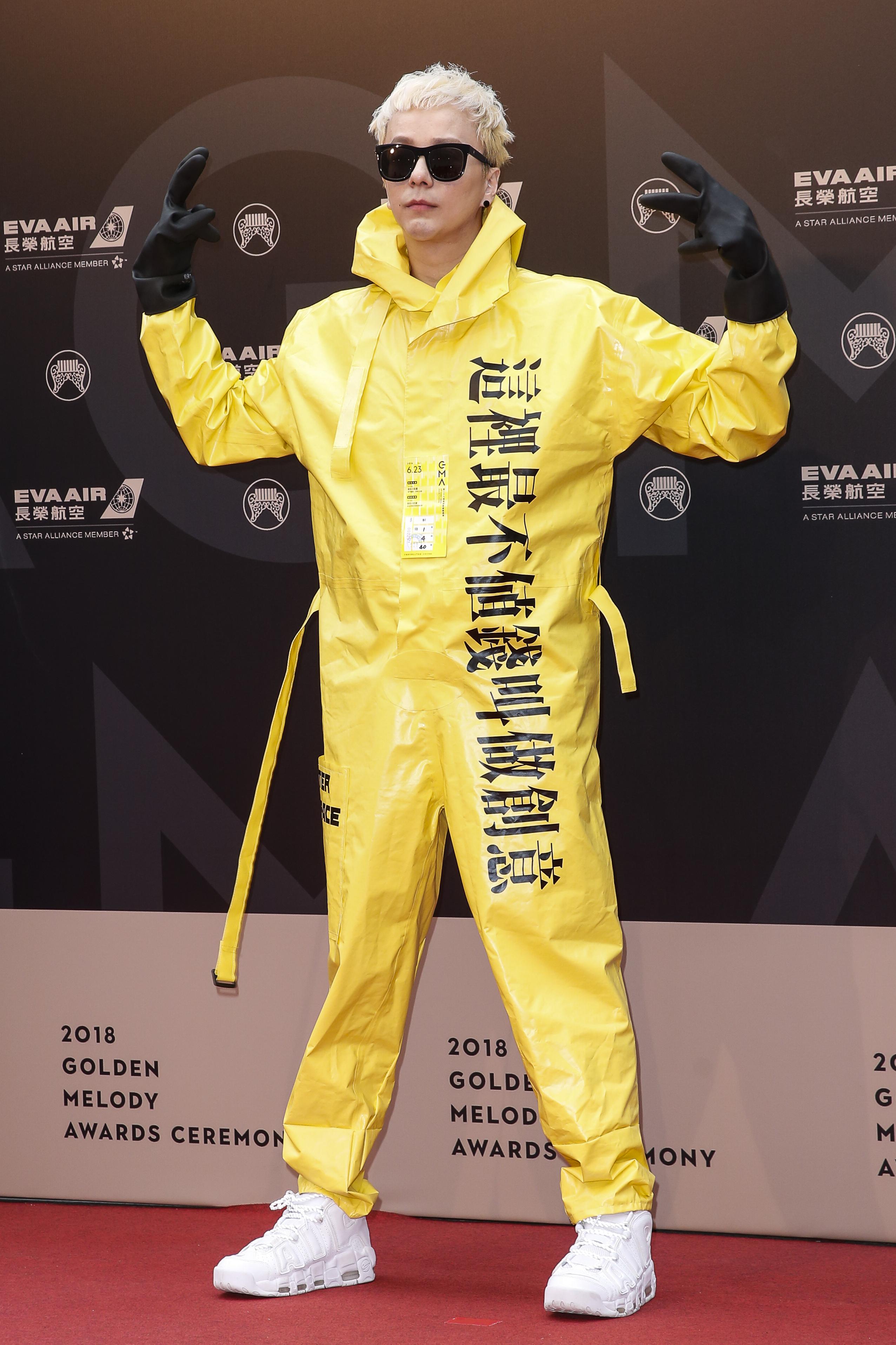 廖人帥在紅毯的衣服就已經火力十足，把他去年嗆金曲的名言寫在身上。
