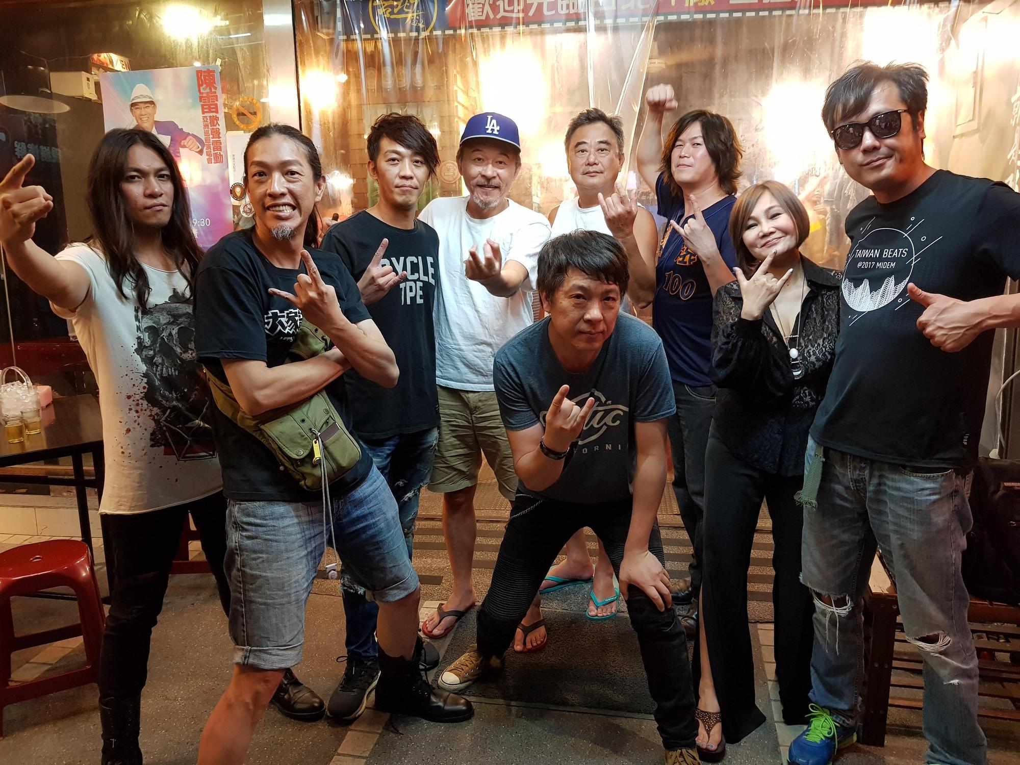 董事長樂團二度拿下金曲獎最佳樂團獎，與拿下最佳客語專輯的黃連煜、客語歌王秋林一起慶功。（獨一無二娛樂提供）