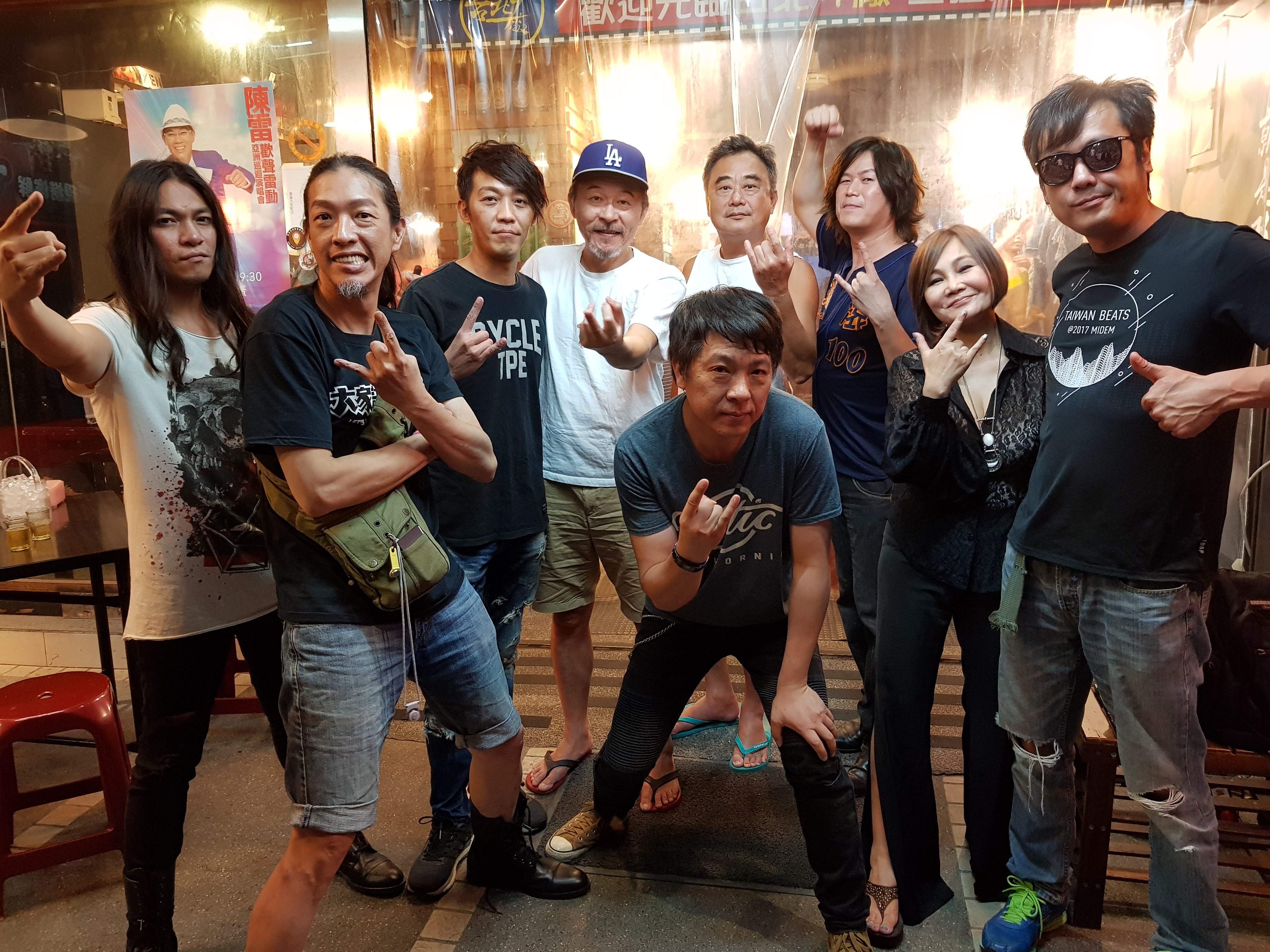 董事長樂團二度拿下金曲獎最佳樂團獎，與拿下最佳客語專輯的黃連煜、客語歌王秋林一起慶功。（獨一無二娛樂提供）