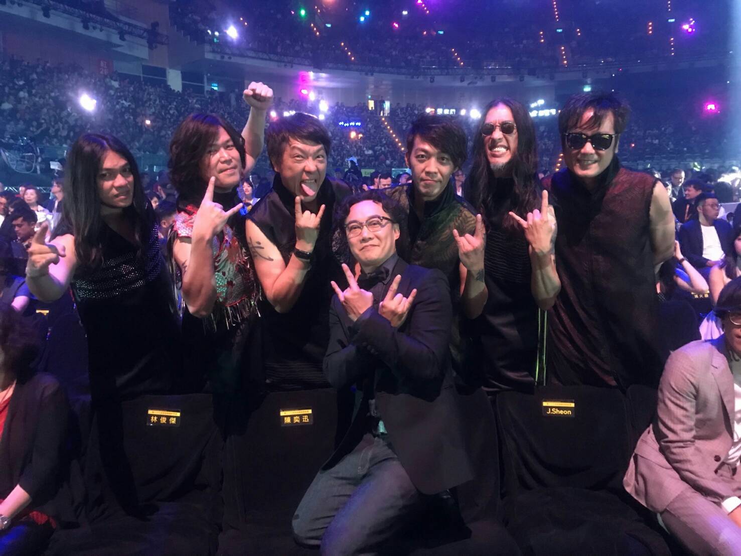 董事長樂團與陳奕迅在金曲獎玩自拍，盧廣仲也半身入鏡參一咖。（獨一無二娛樂提供）