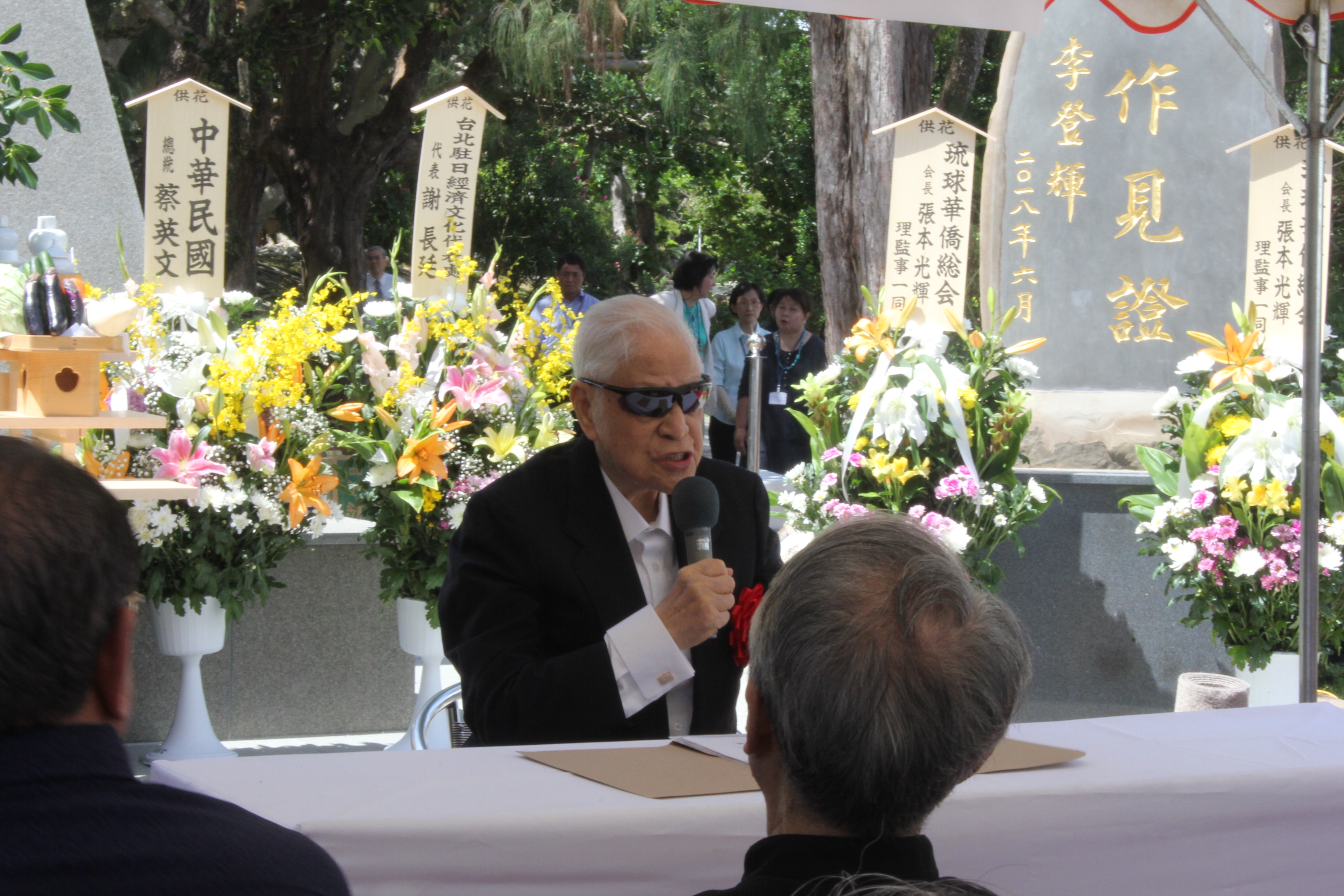 李登輝揭碑後，發表約5分鐘演說，又再次激動哽咽。