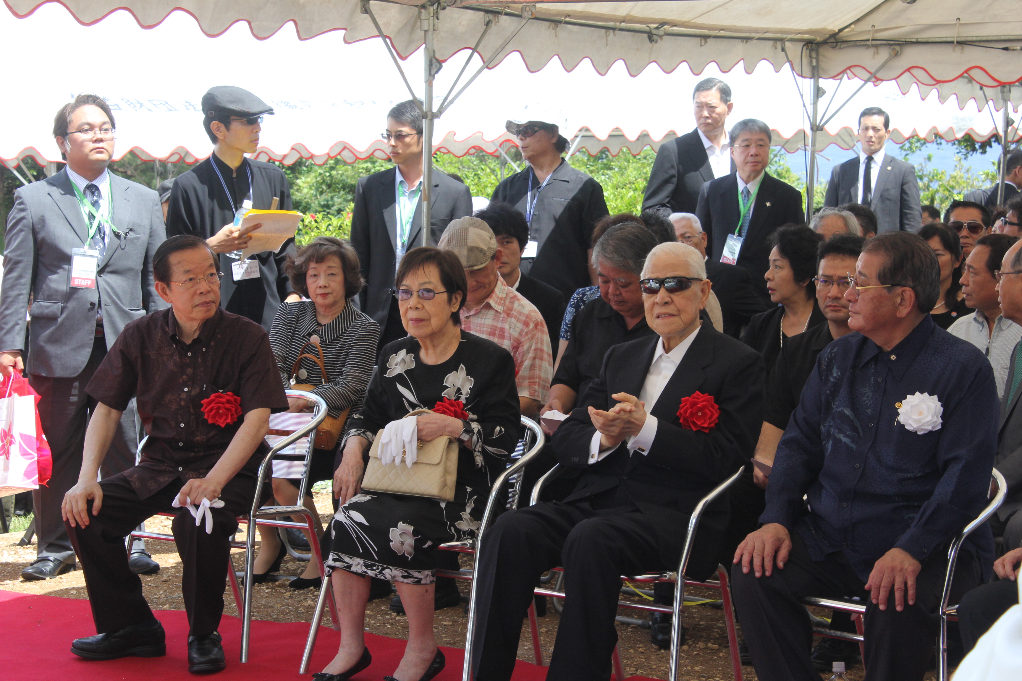 前總統李登輝（前排右2起）與夫人曾文惠、駐日代表謝長廷出席揭碑儀式。