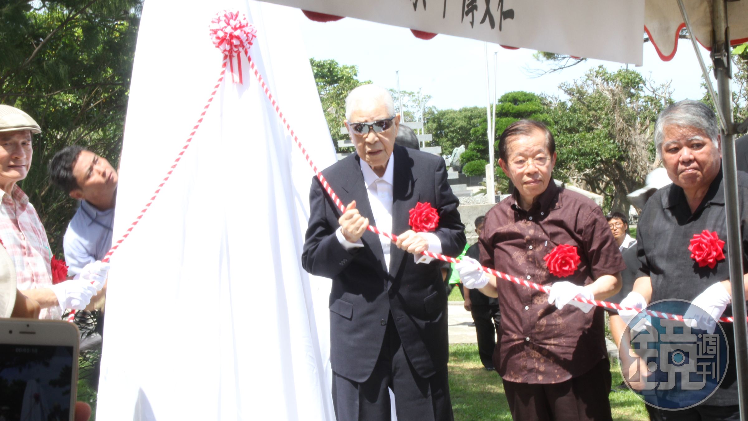 前總統李登輝與駐日代表謝長廷一同為慰靈碑揭碑。