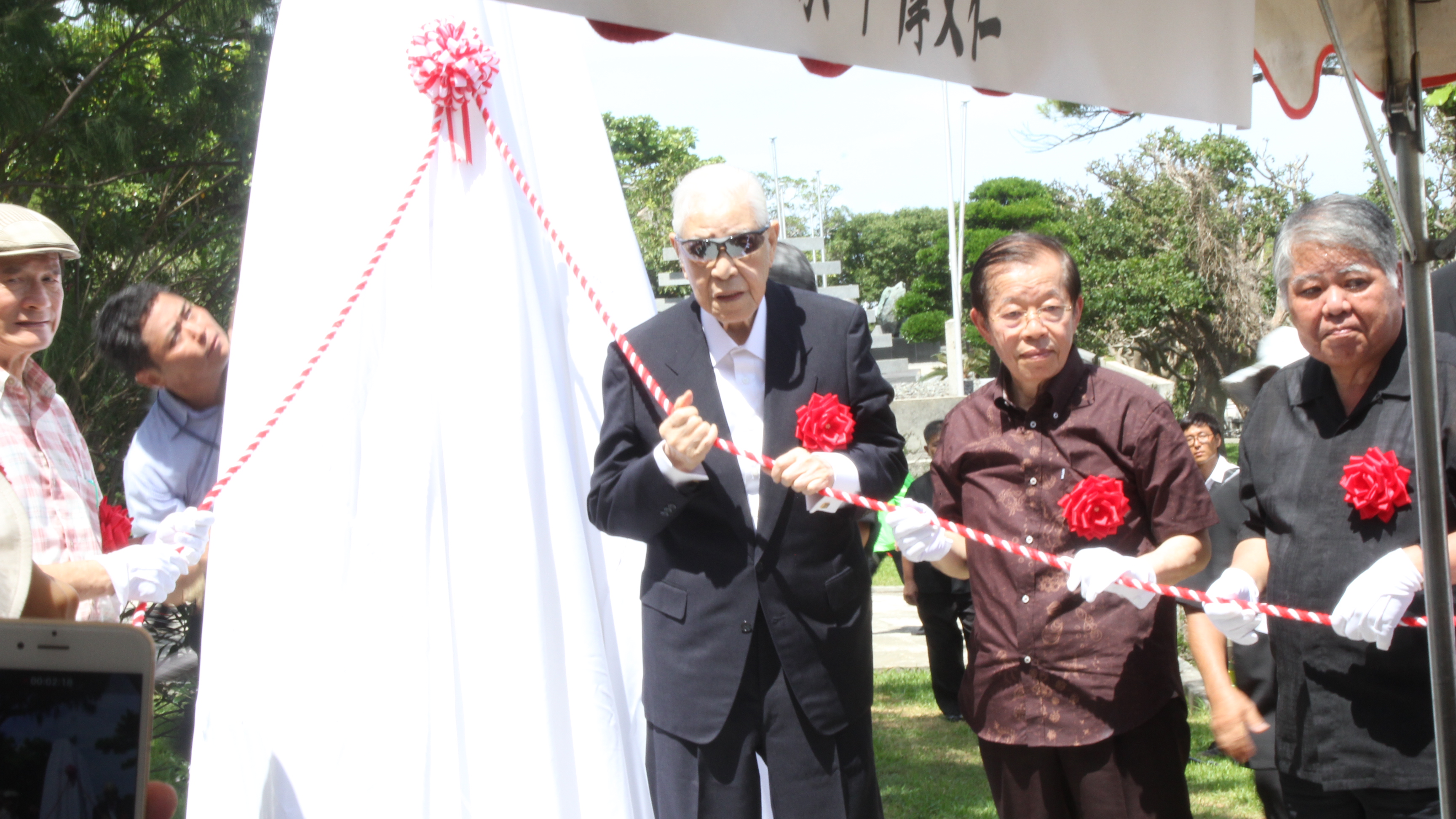 前總統李登輝與駐日代表謝長廷一同為慰靈碑揭碑。