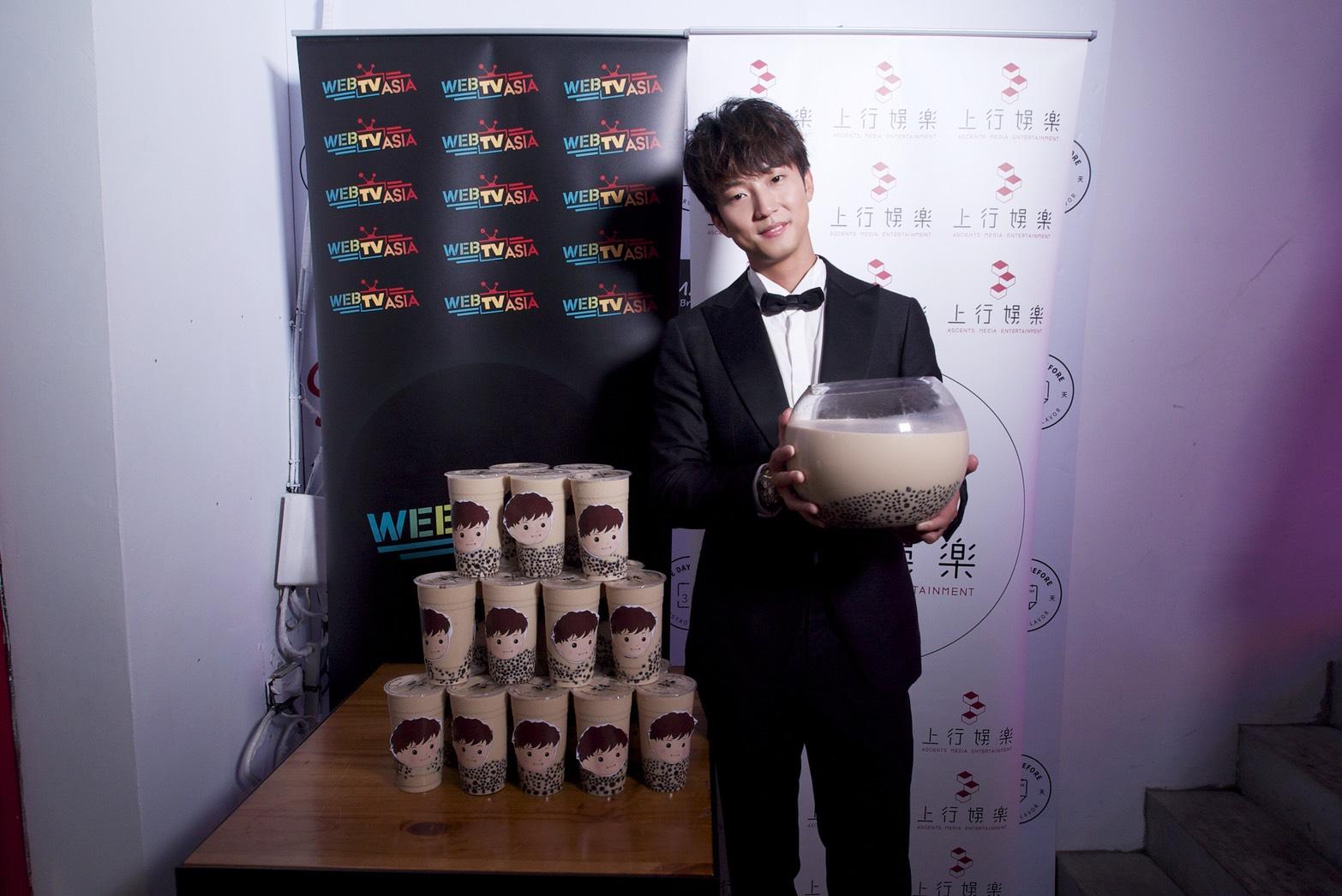 許書豪金曲慶功拿到老闆送上的珍珠奶茶，再也不用忌口維持身材。（上行娛樂提供）