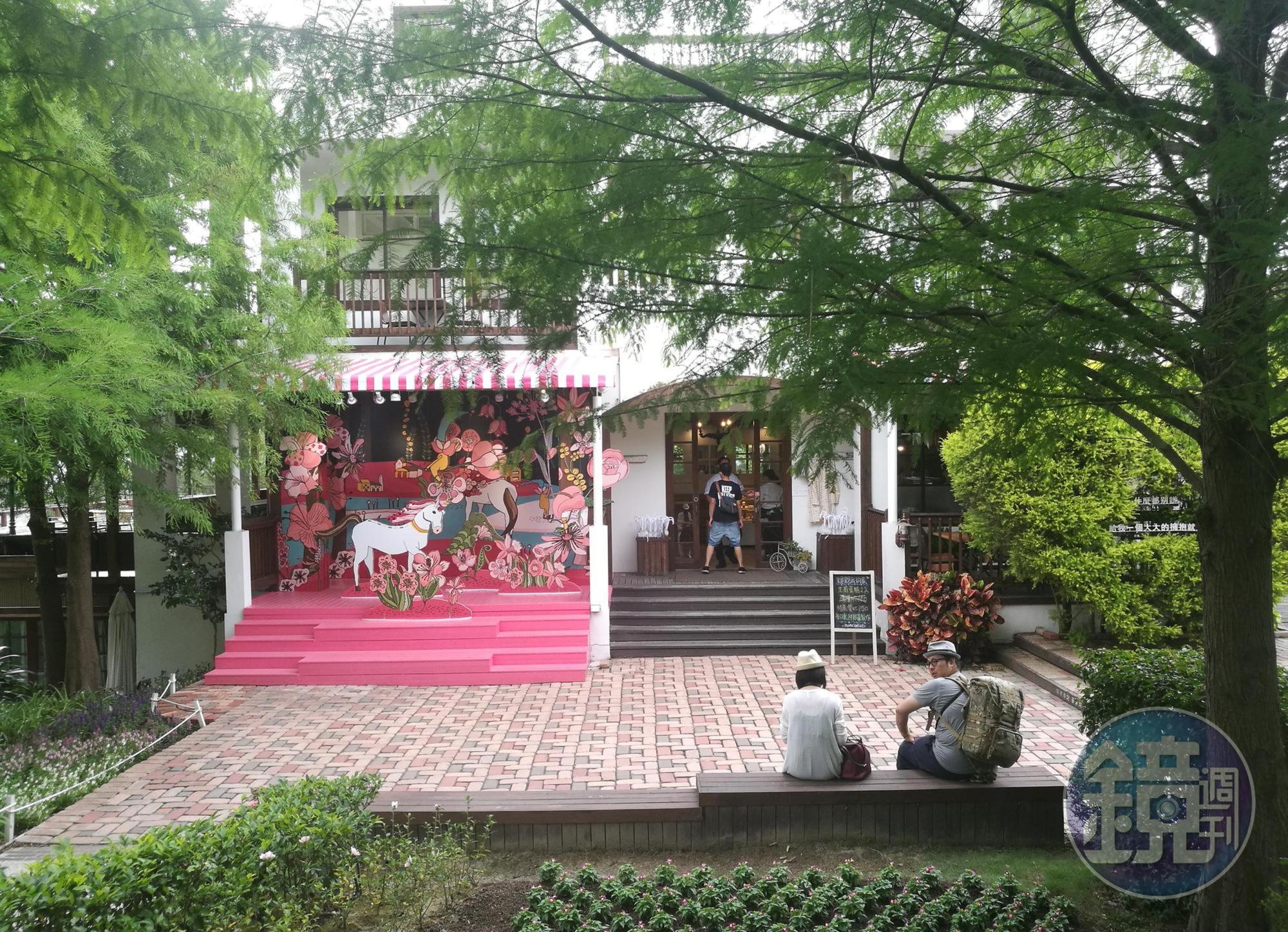 「心之芳庭」於今年規劃了戀愛花園，園內到處瀰漫粉紅泡泡氛圍。