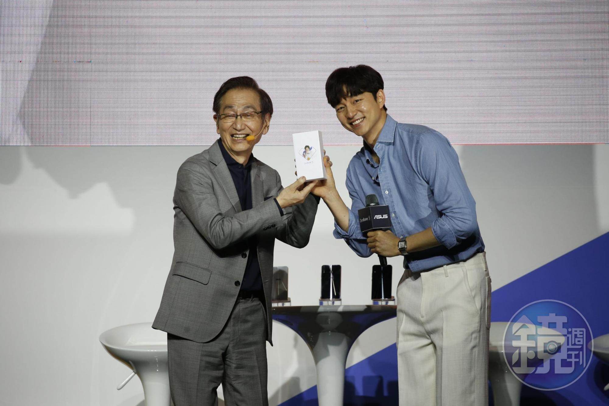 韓國男星孔劉來台為華碩新手機Zenfone 5代言，華碩董事長施崇棠親自送上「孔劉限定版」手機。