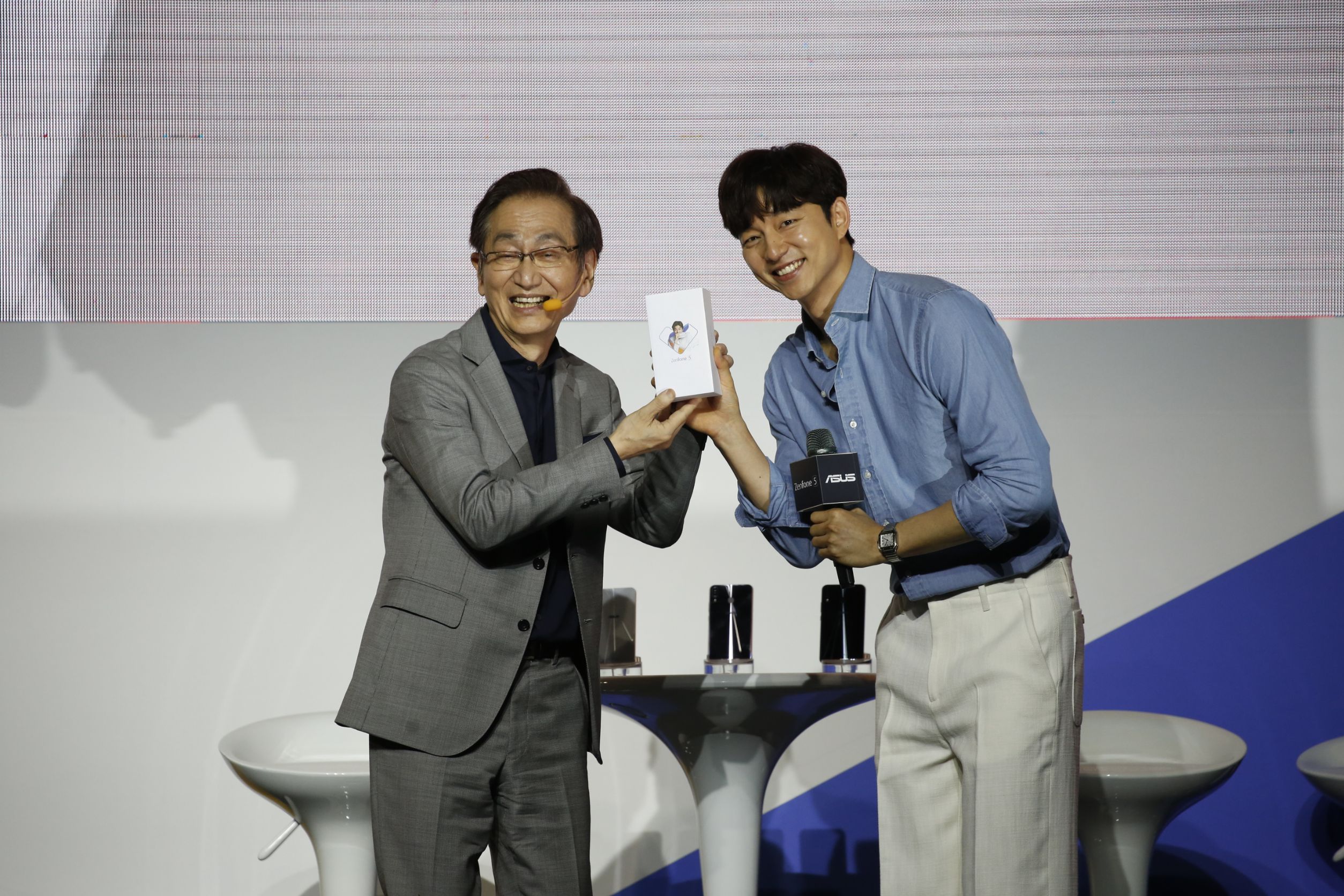 韓國男星孔劉來台為華碩新手機Zenfone 5代言,華碩董事長施崇棠親自送上「孔劉限定版」手機。