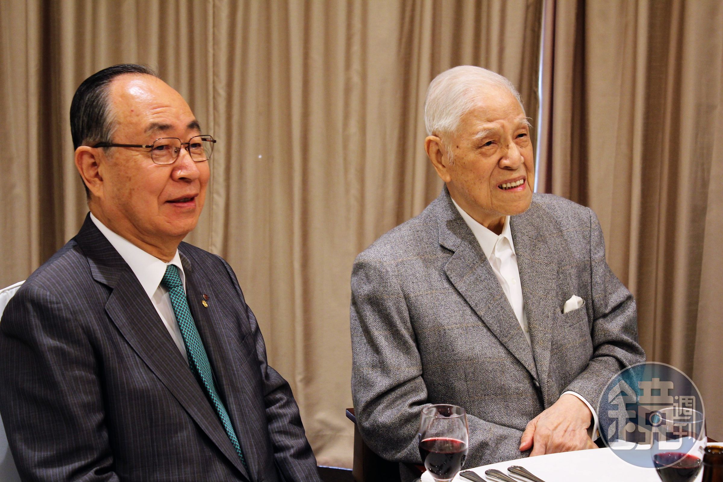 李登輝今晚心情相當不錯，對記者說他「金歡喜」。左為日本李友會最高顧問江口克彥。