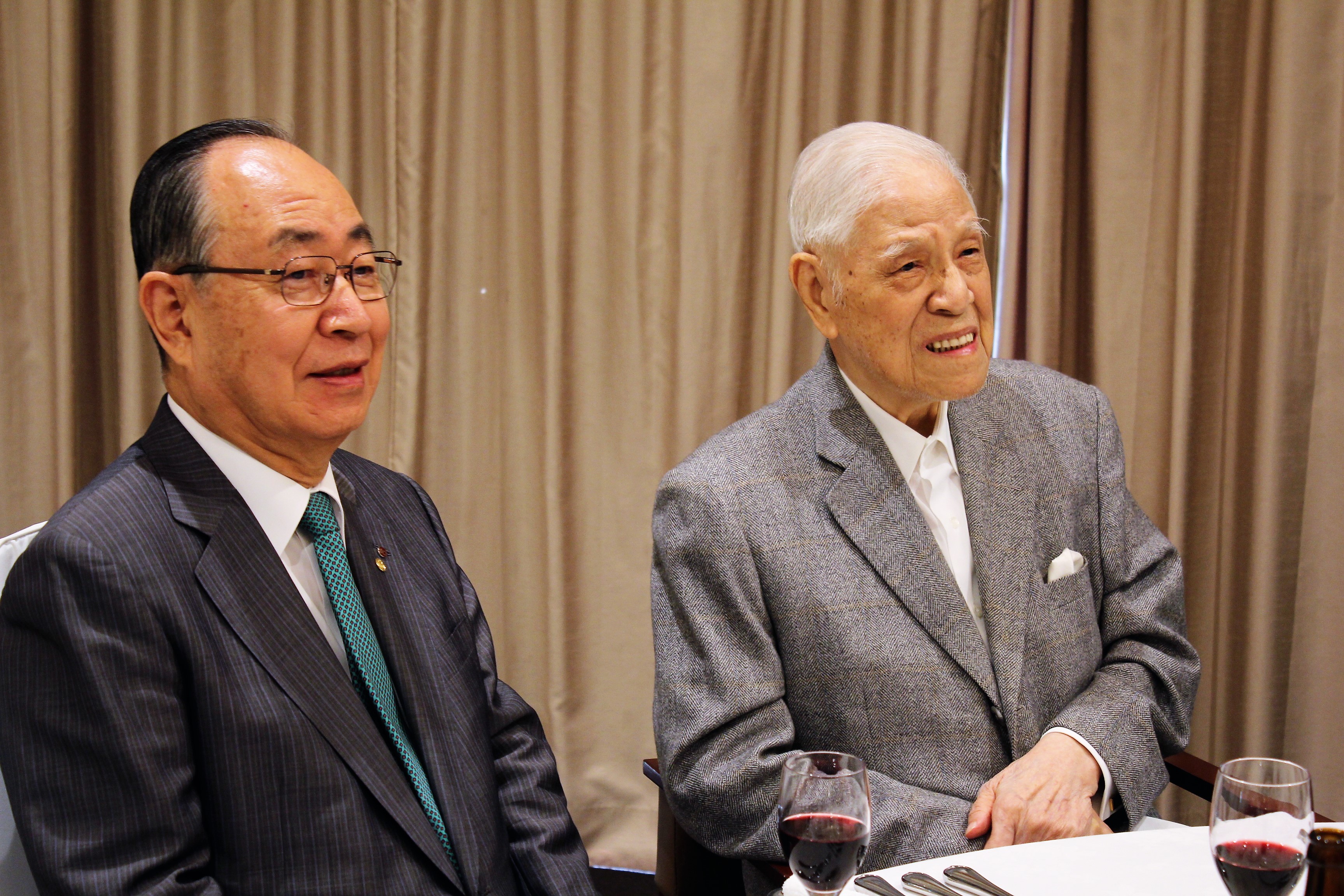 李登輝今晚心情相當不錯，對記者說他「金歡喜」。左為日本李友會最高顧問江口克彥。