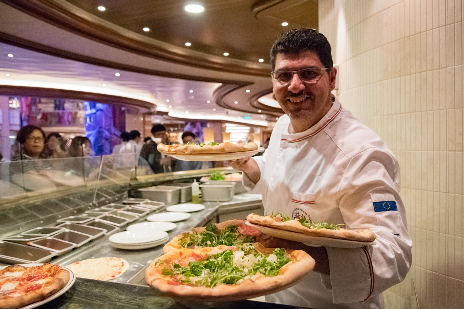 盛世公主號上的飲食選擇多樣，涵蓋東西方多國料理，是吃貨海上之旅必搭的遊輪之一。