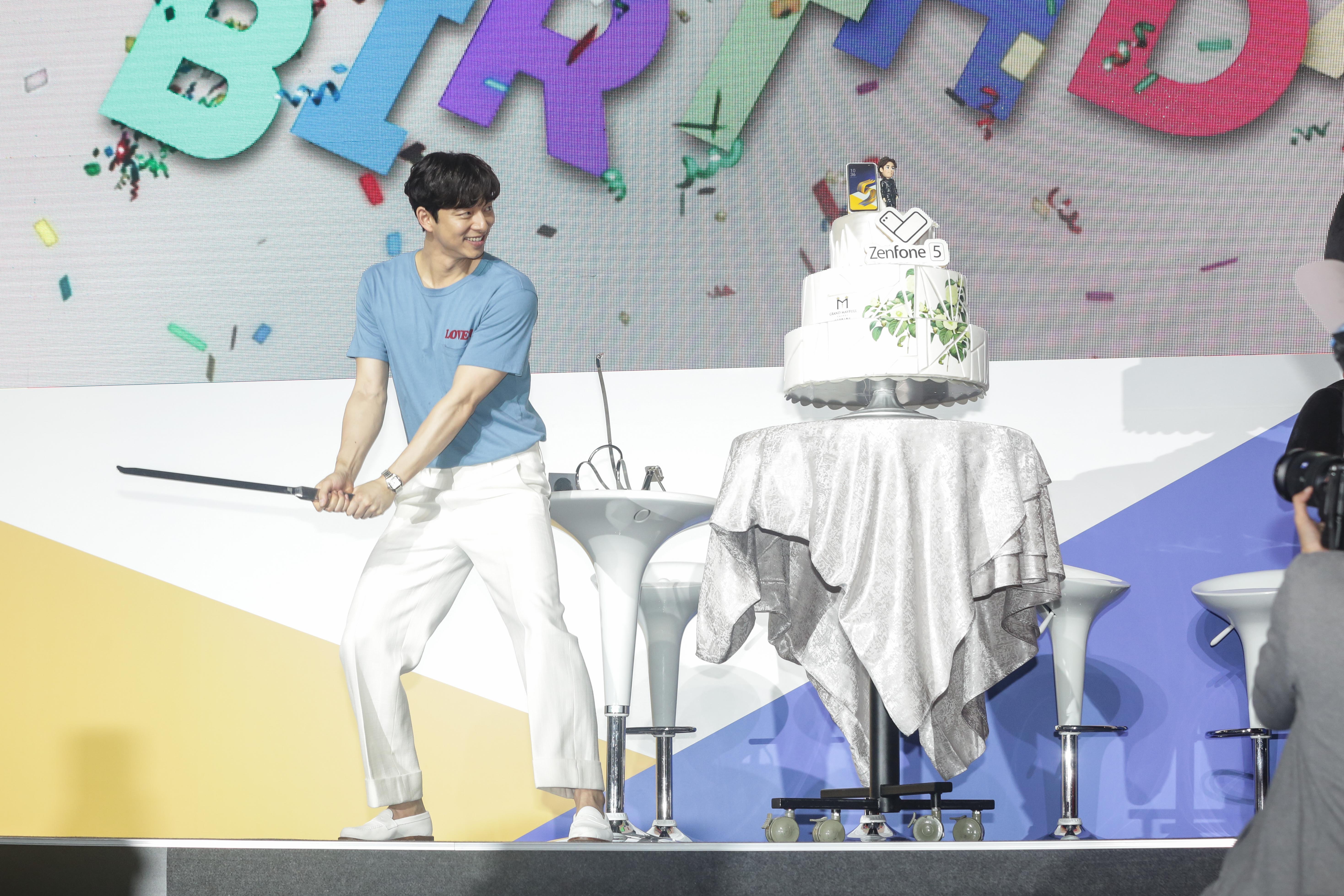孔劉出席ASUS華碩Zenfone5攝影派對,看到蛋糕刀讓他想起《鬼怪》金信。