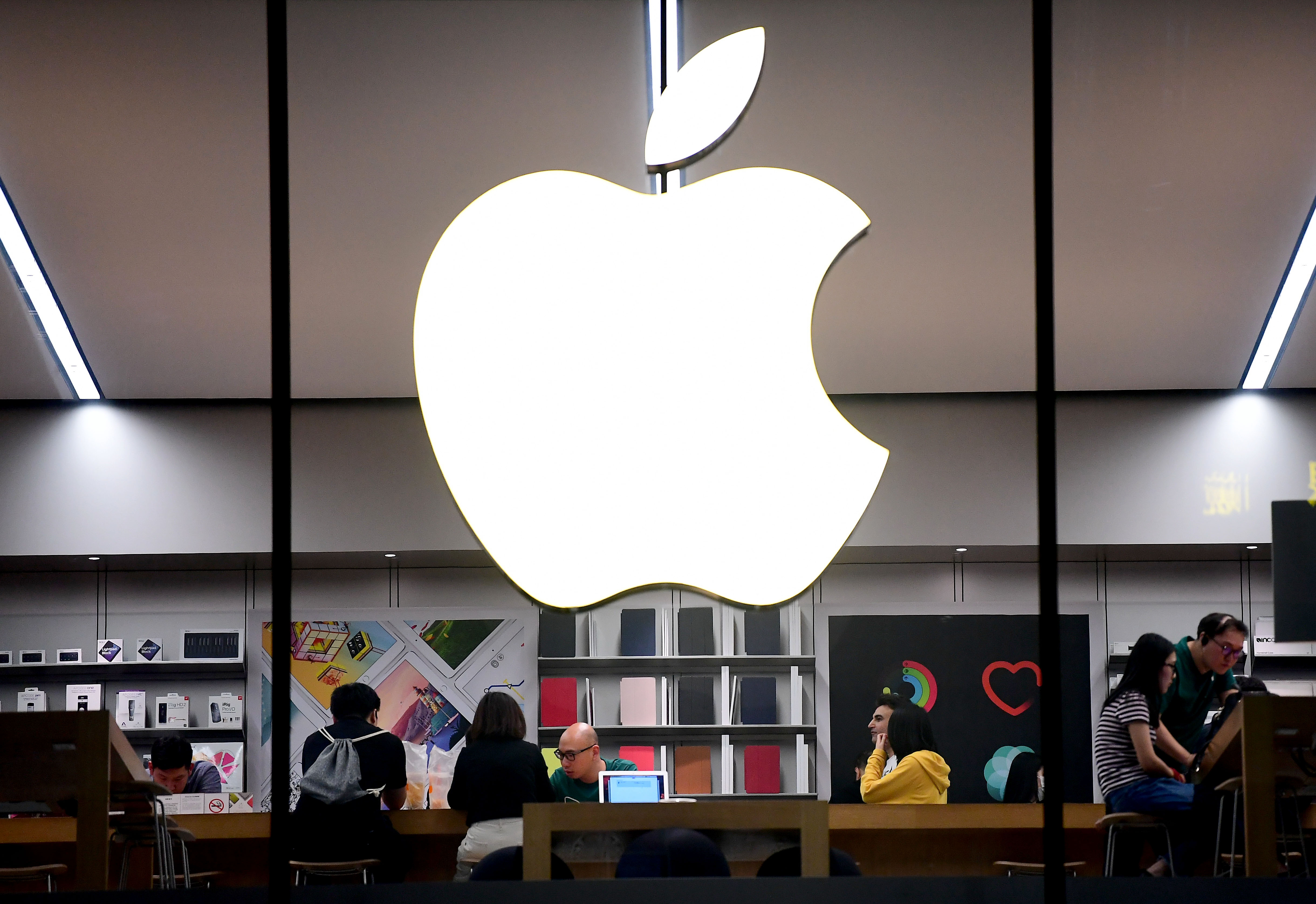 專家分析，貿易戰若持續惡化，下一波受牽連的將是在中國營運的美國大型企業，如蘋果、星巴克等。（東方IC）