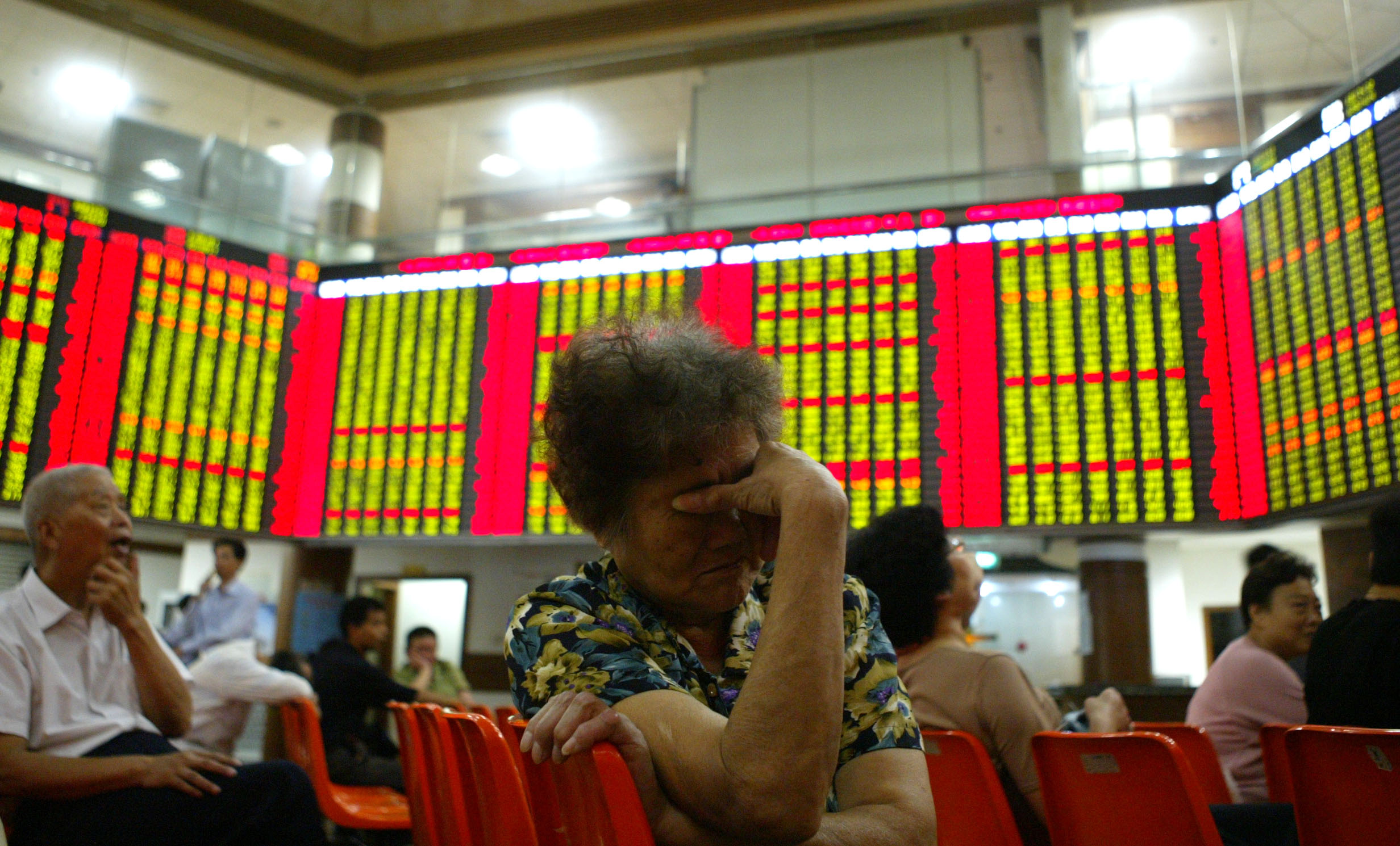 貿易戰消息一出，滬深兩市A股跌不停，大陸股民哀鴻遍野。（東方IC）