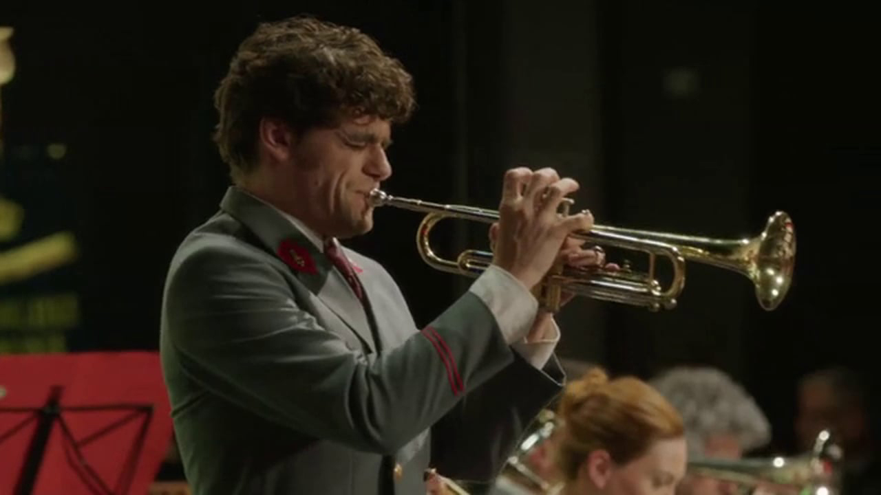 小號手男主角被所屬樂團的死對頭挖角，電影用音樂對抗說明族群嫌隙，也用音樂化解紛爭。（翻攝自variety.com）