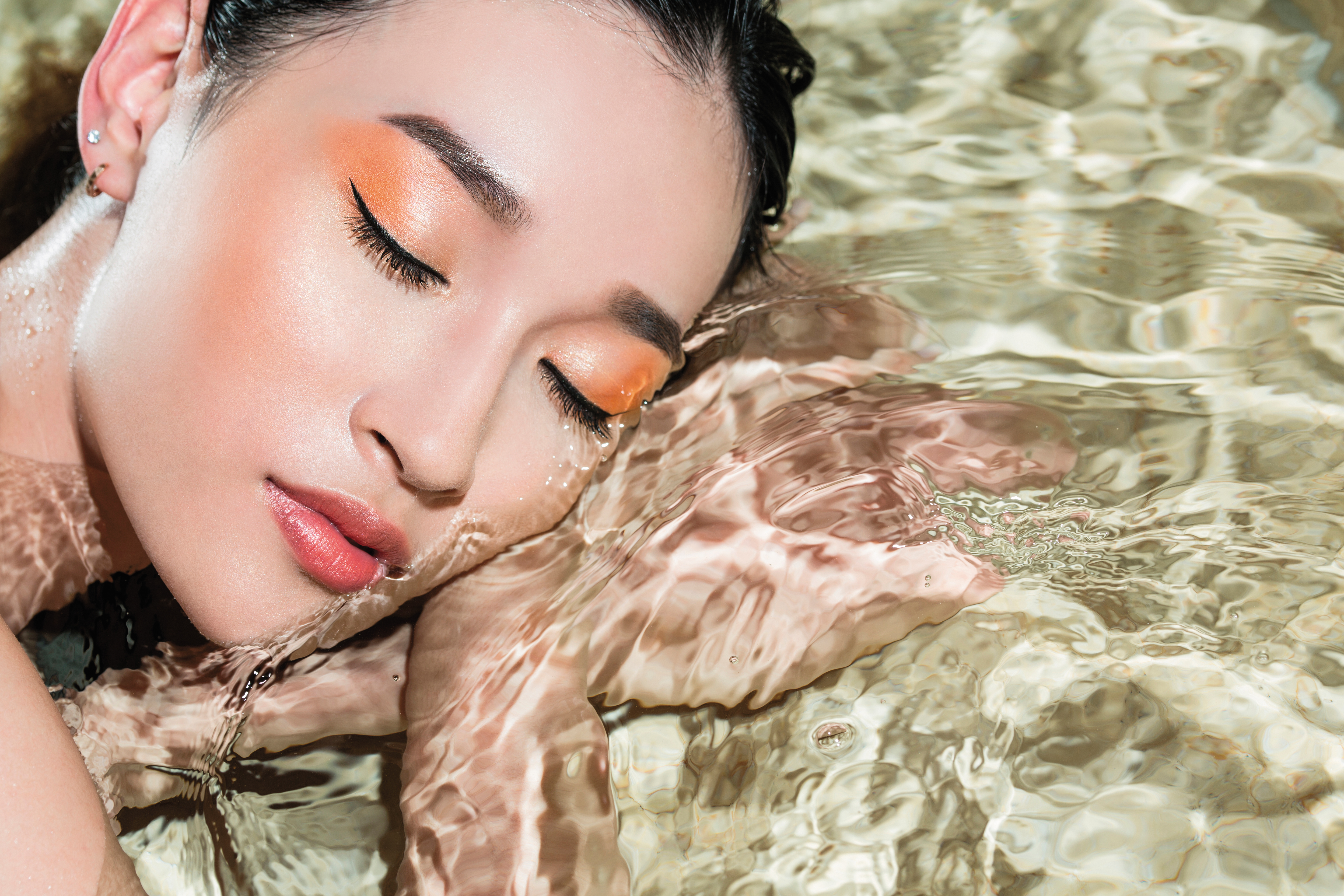 橘色系的女王風範，會是岸邊的妳，最有氣勢的水中態度。