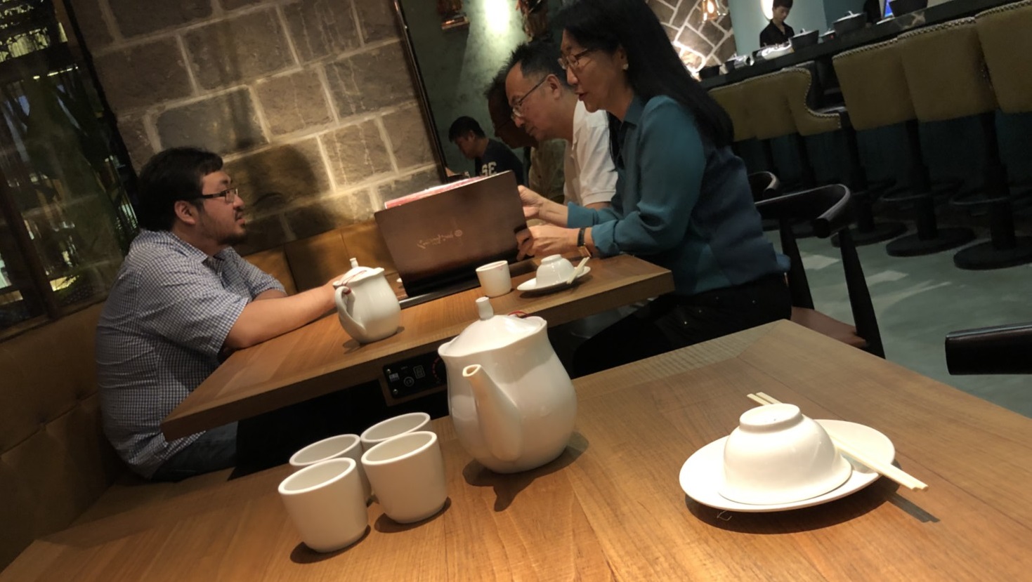 上週五，王雪紅（右1）與夫婿陳文琦（右2）和一位友人（左１）前往米其林一星餐廳–金蓬萊用餐，品嘗正宗台灣酒家菜。