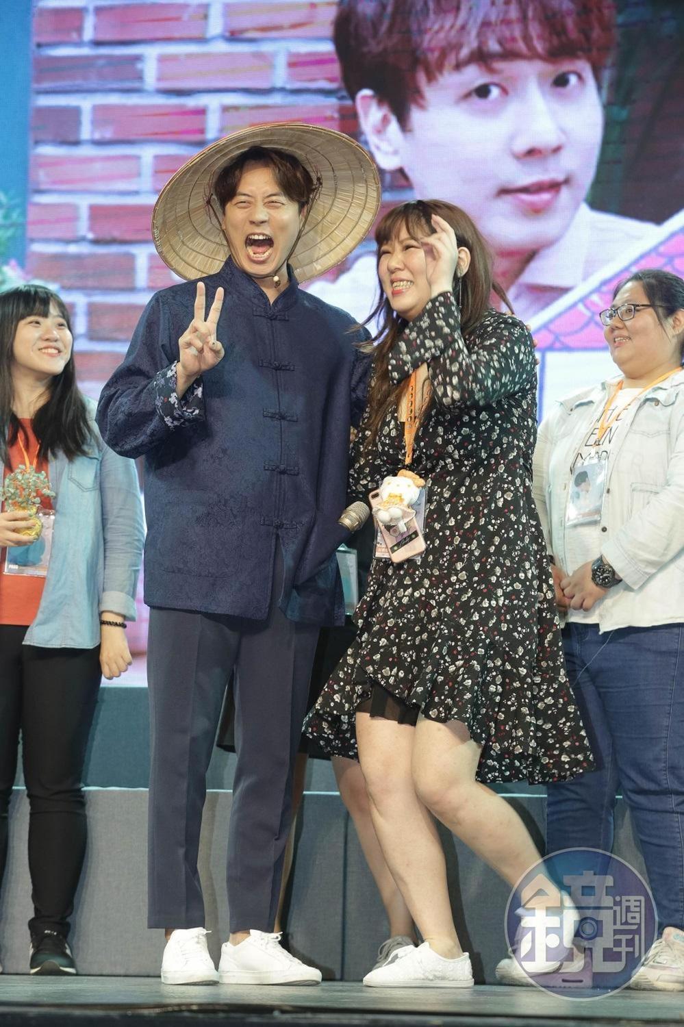 Andy第三度來台舉辦公益活動，穿上中式服裝、戴上斗笠逗趣營造「家」的感覺。