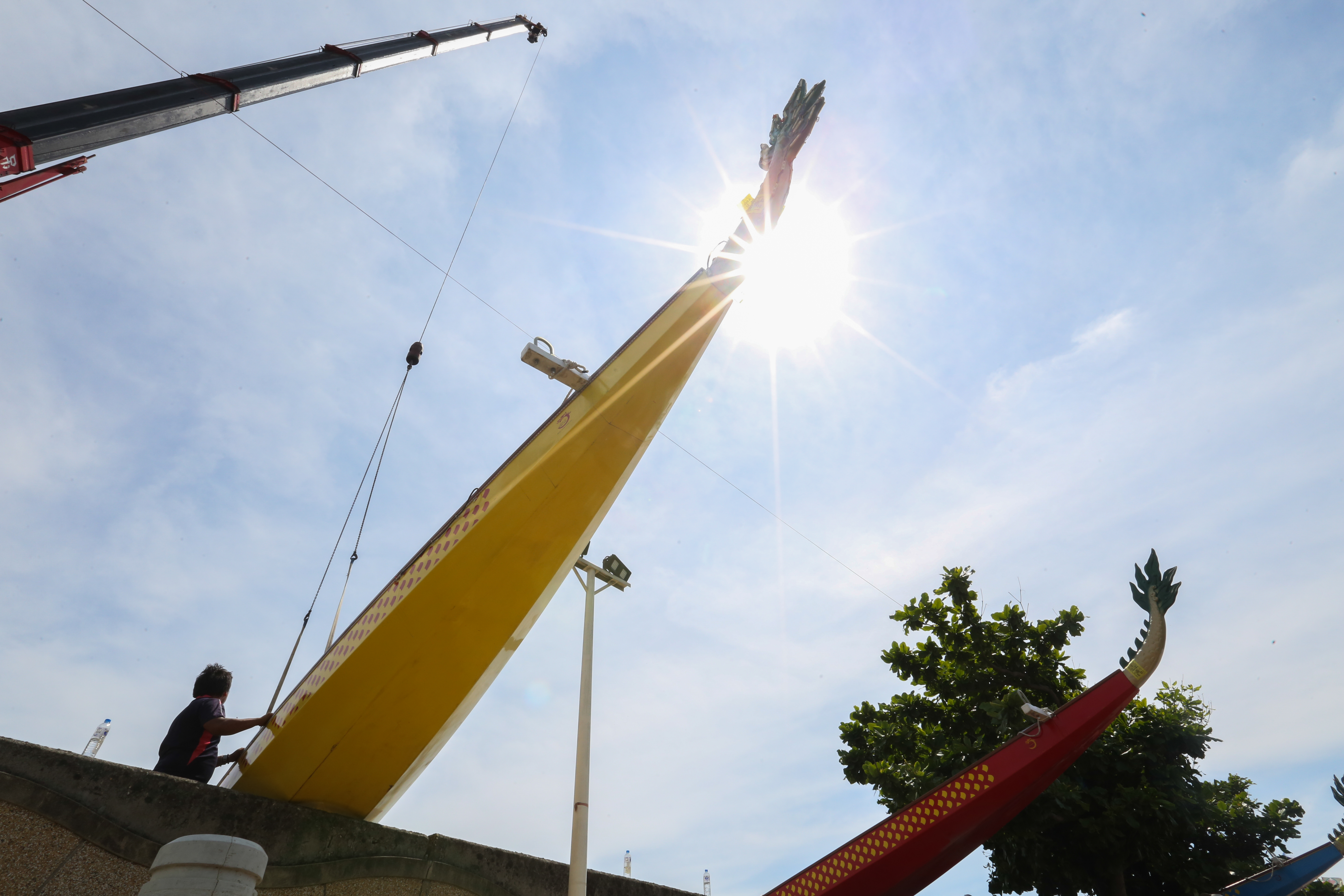 近日天氣整體悶熱,外出民眾務必隨時補充水分,並注意防曬措施,預防過熱中暑等情況。