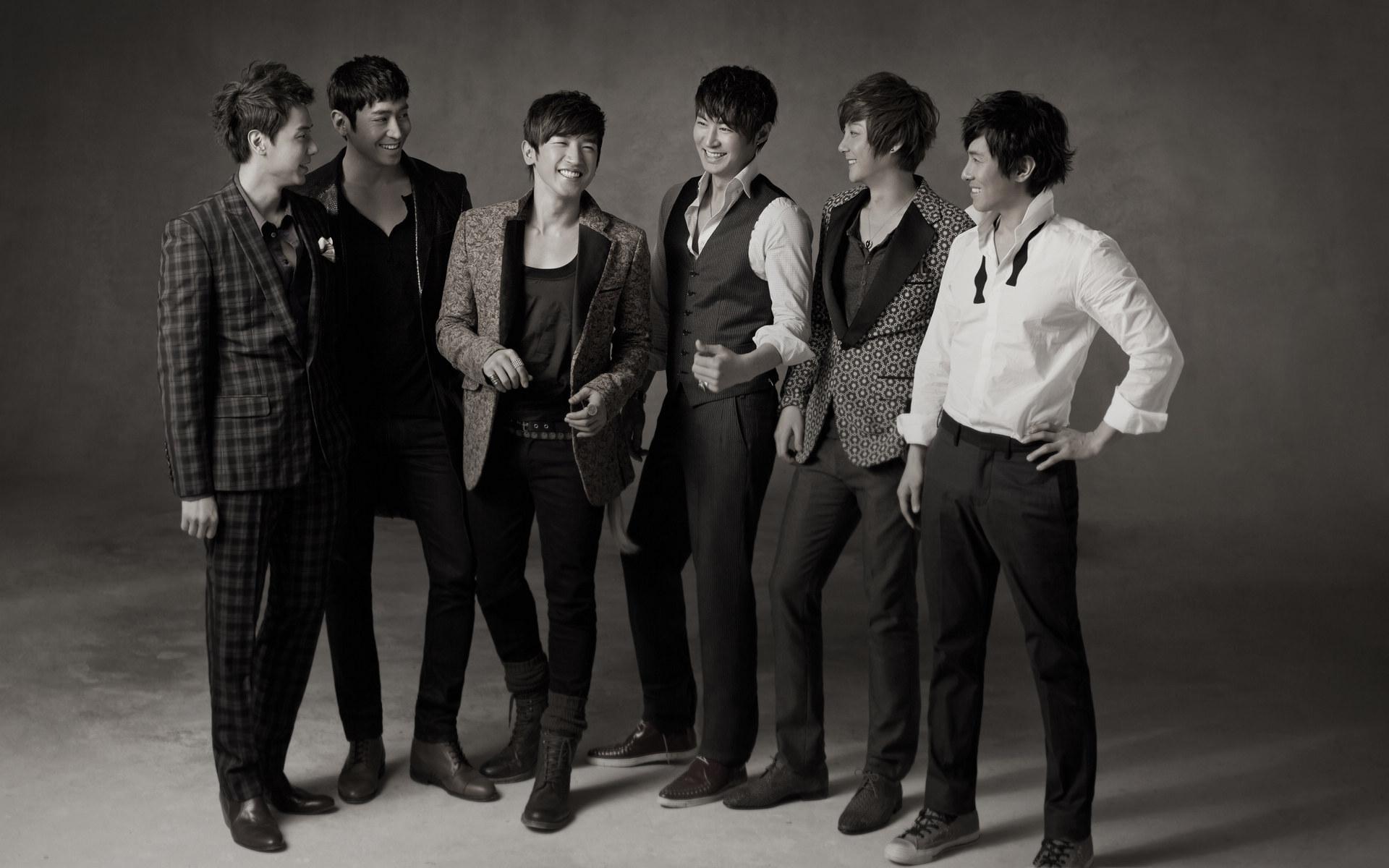 神話今年成軍滿20年,Andy(左起)、Eric、李玟雨、朴忠栽、申彗星、金烔完6人私底下感情極佳。(翻攝自Daum網站)