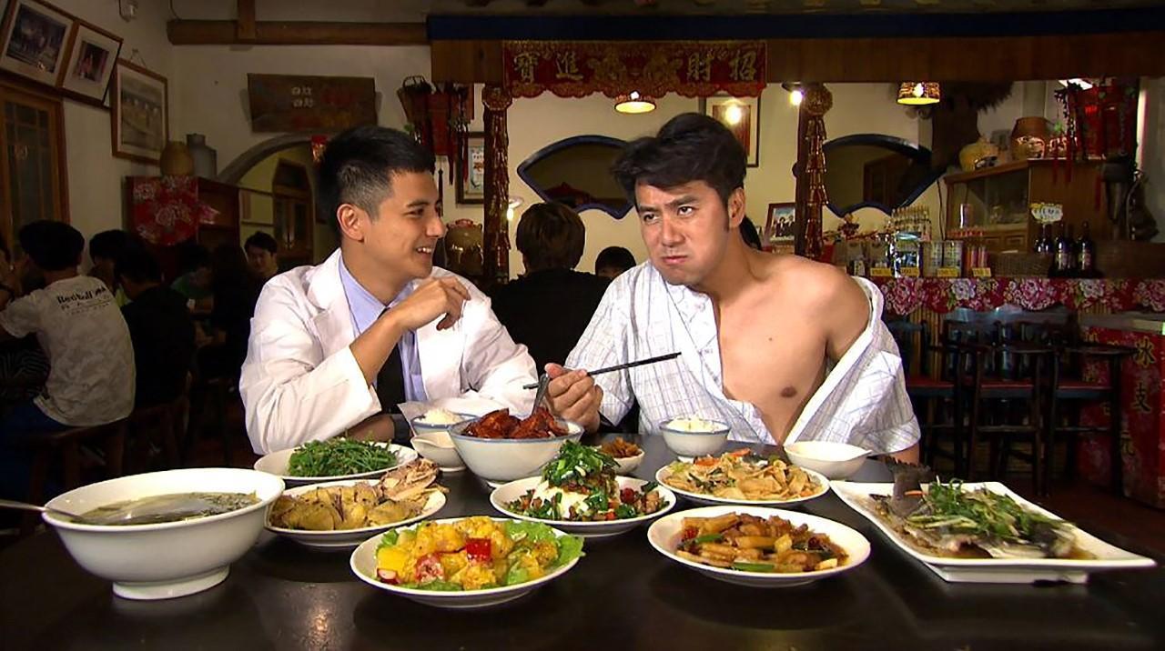《食尚玩家》主持人郭彥均、曾子余到南庄品嘗客家美食,郭彥均被惡整當眾脫衣。(TVBS歡樂台提供)