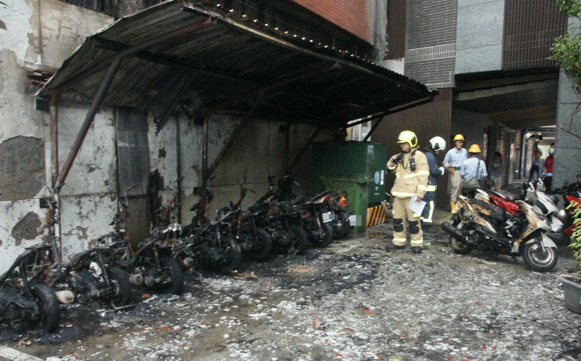 因「好奇好玩」而縱火的2名男子，燒掉台銀停車棚的大半機車。（翻攝畫面）