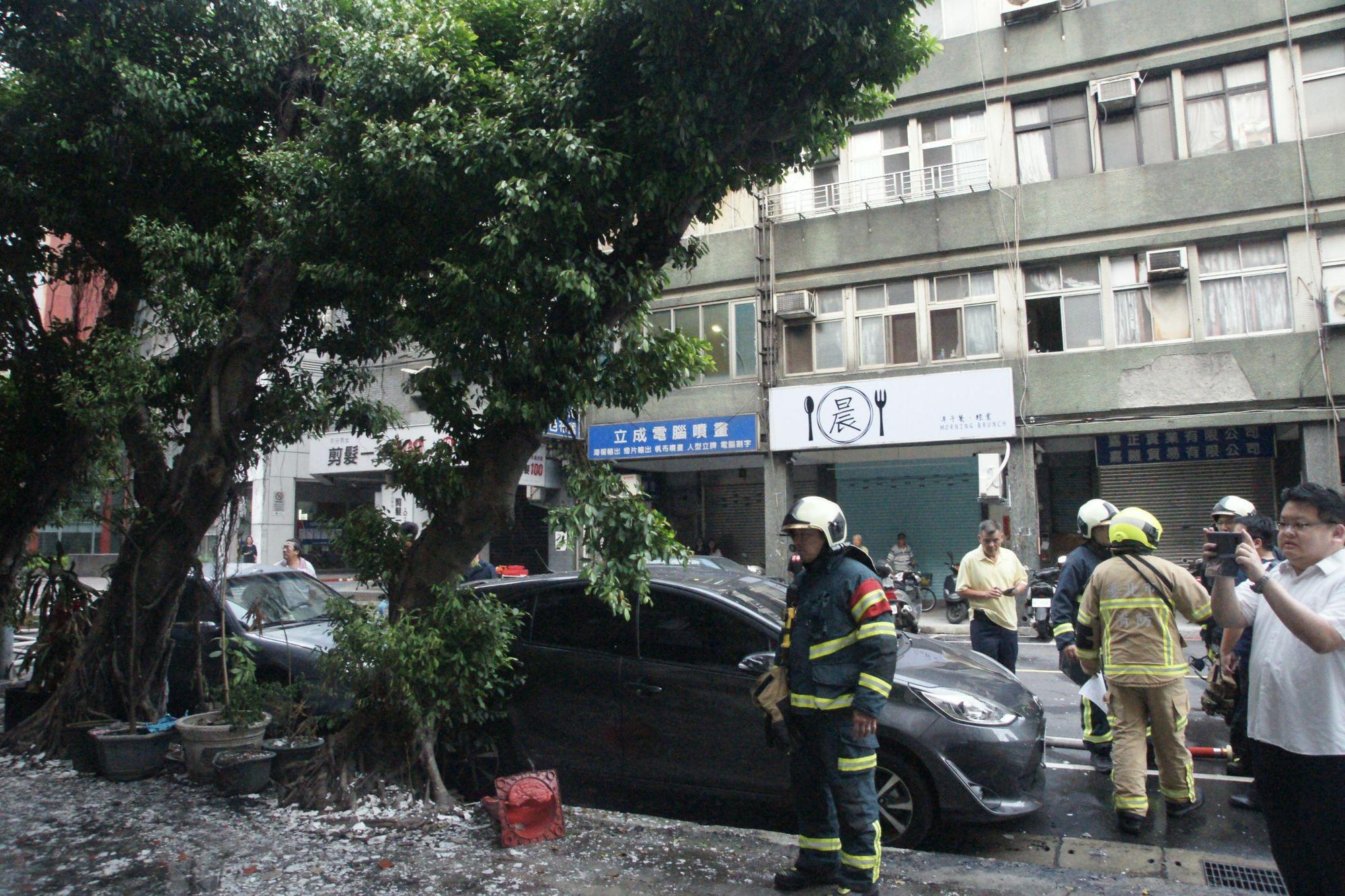 清晨一度延燒的火勢讓台銀員工在睡夢中被消防員破門叫醒。（翻攝畫面）