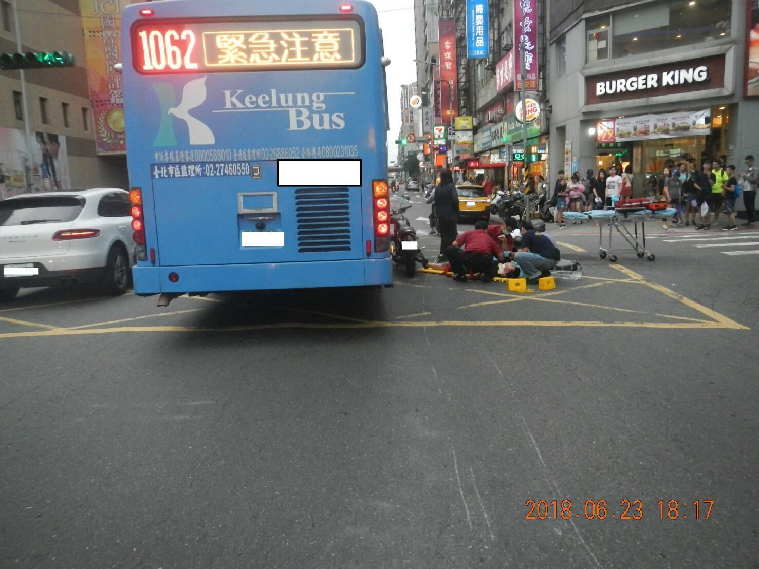 王姓騎士載蔡姓友人,遭計程車司機惡意逼車撞倒在地。(松山分局提供)