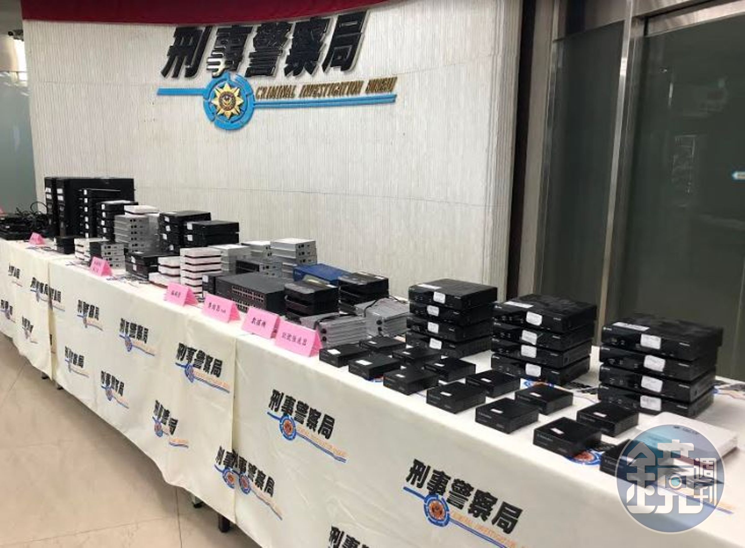 王姓及李姓男子將歪腦筋動到電視台上，以竊取合法衛星訊號轉播給觀眾觀賞。（刑事局提供）
