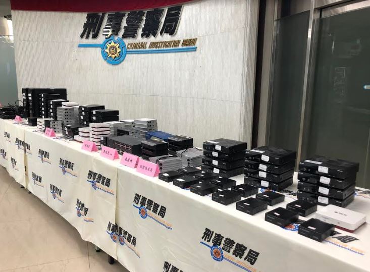 王姓及李姓男子將歪腦筋動到電視台上，以竊取合法衛星訊號轉播給觀眾觀賞。（刑事局提供）