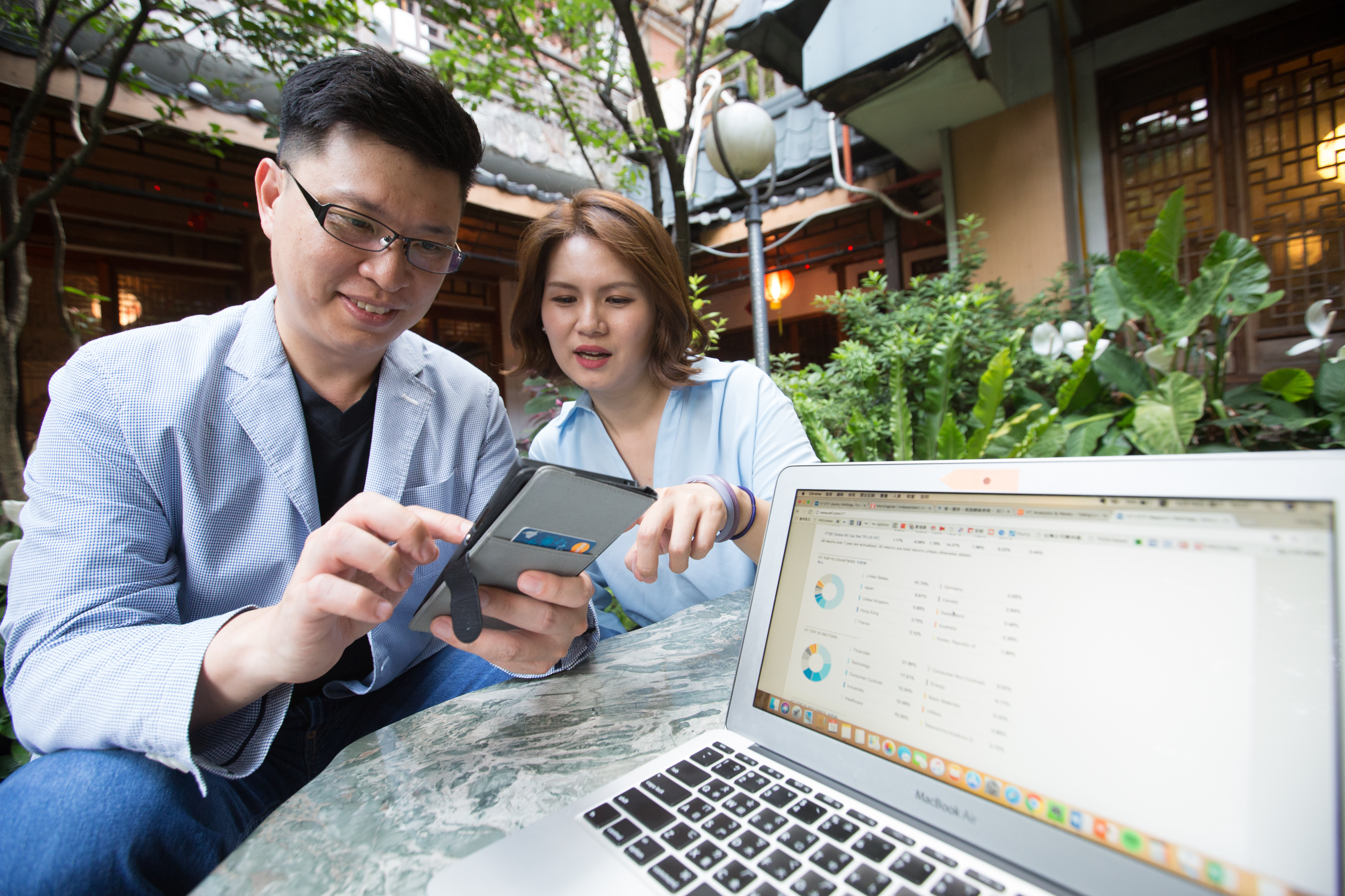 現在鄭傳崙為家中主要投資者，顏菁羚是財務長，管理金流。