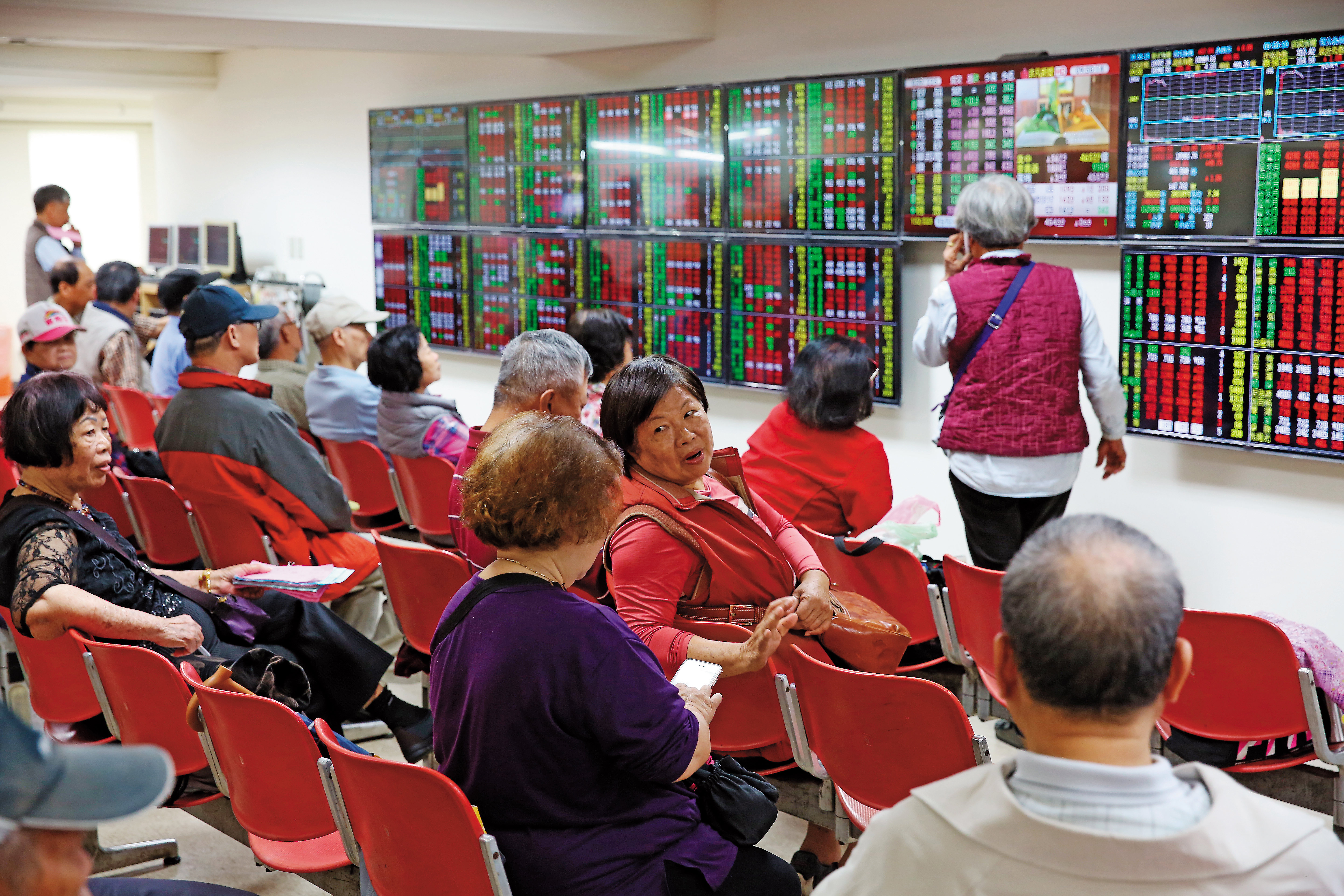 股匯市演出雙殺行情，台股投資人究竟要逢低加碼、或者忍痛停損，關鍵就在掌握大陸資金緊俏的壓力是否獲得紓解。