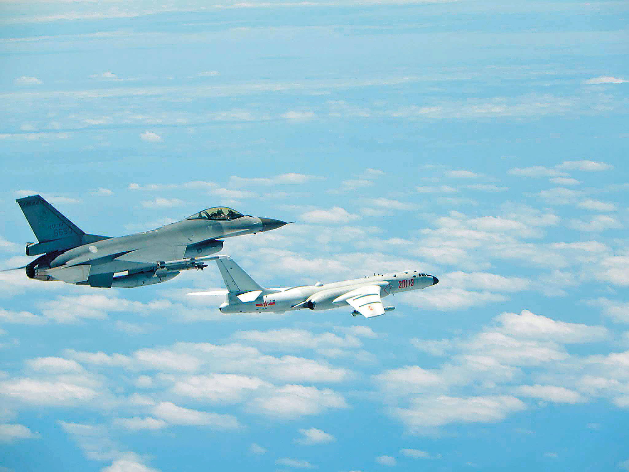 中共三天兩頭派軍機、軍艦繞台航行，有網友認為，海軍也該派軍艦在對岸沿岸繞行，來個相對示威。（空軍司令部提供）