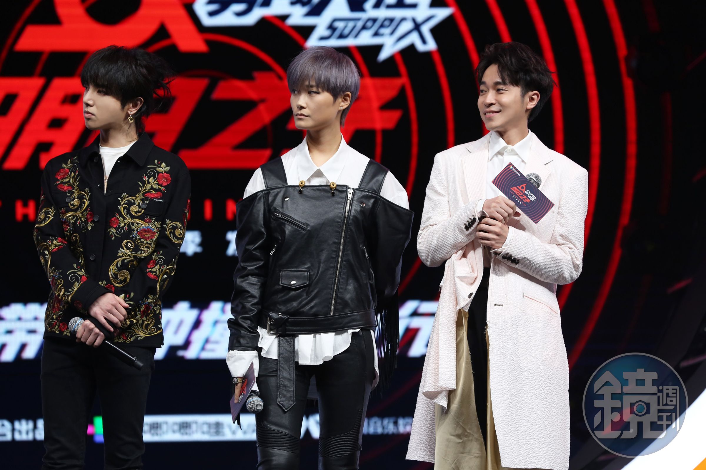 青峰（右）與李宇春（中）及華晨宇（左）擔任選秀節目判官，首次合作靠眼神跟抱抱交朋友。（翻攝自騰訊）