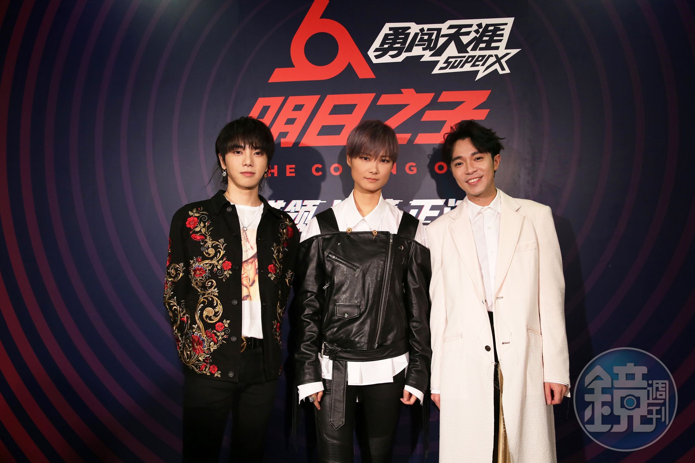 青峰（右）與李宇春（中）及華晨宇（左）擔任選秀節目判官，首次合作靠眼神跟抱抱交朋友。（翻攝自騰訊）