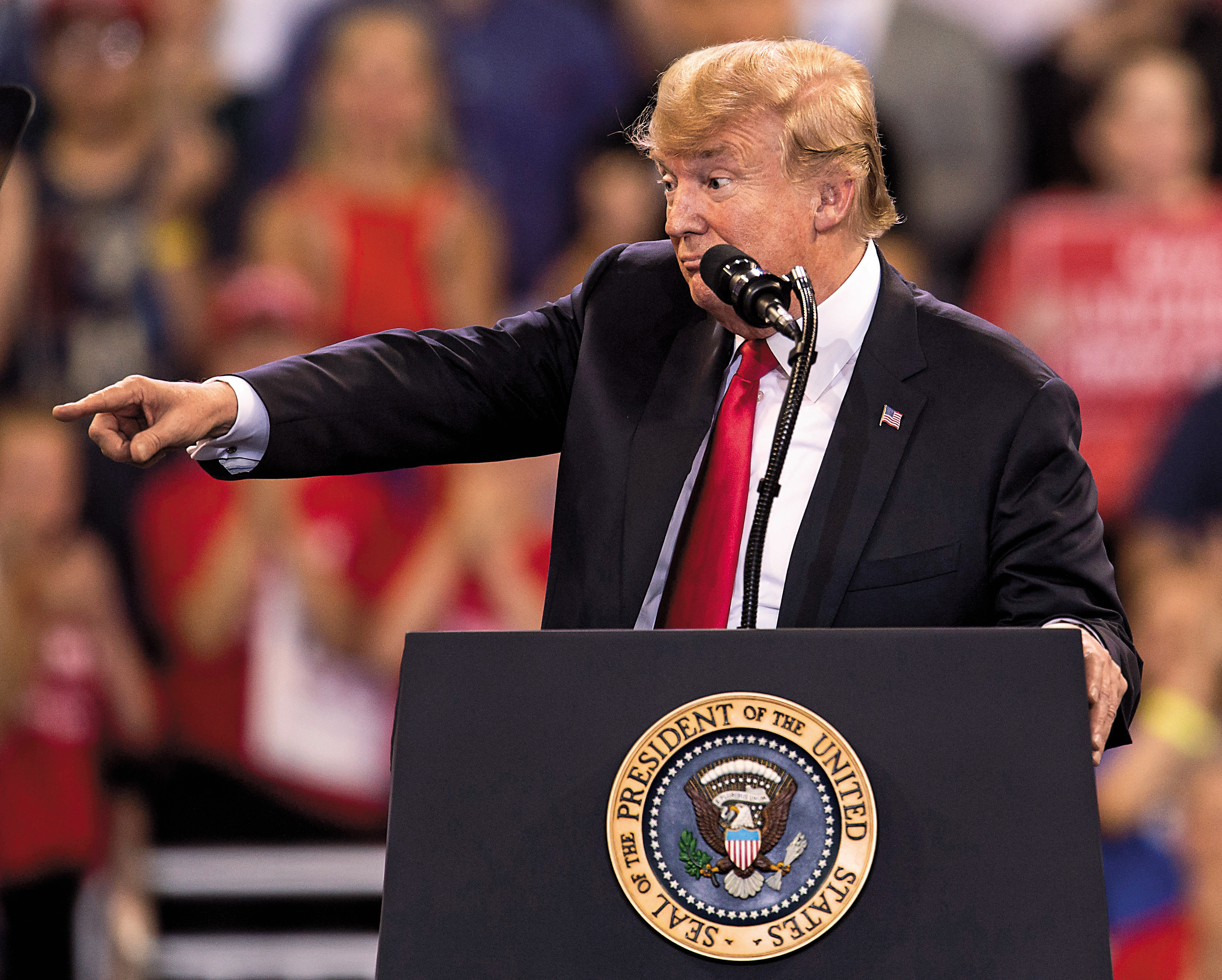 美國總統川普變臉宣布，將額外對總值2,000億美元的中國進口商品加徵10％關稅，全球股市大震盪。（東方IC）