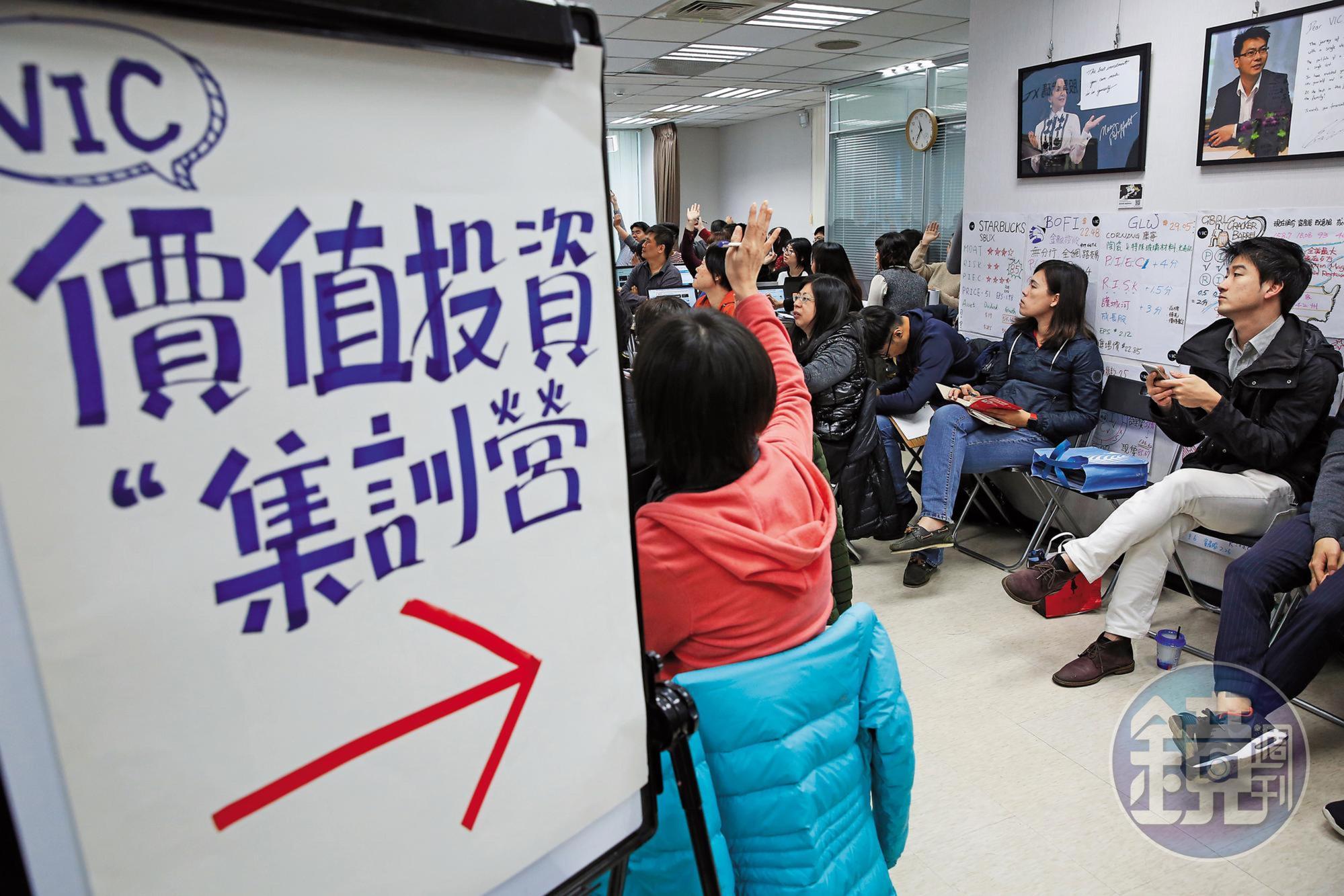 複利的威力有另一個面向，那就是若每年因投資成本而少一些報酬，長年後，就會錯失一大塊報酬。
