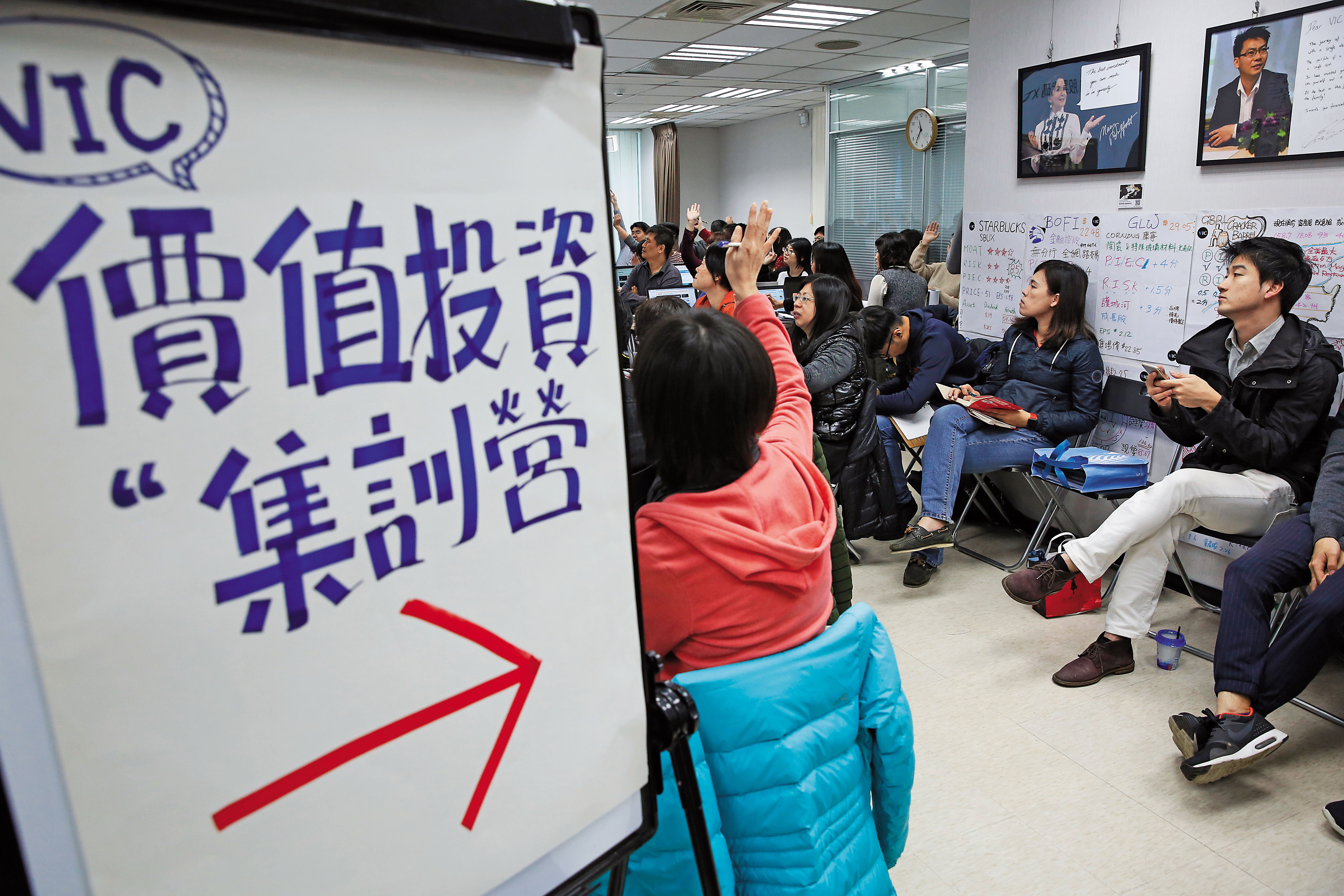 複利的威力有另一個面向，那就是若每年因投資成本而少一些報酬，長年後，就會錯失一大塊報酬。