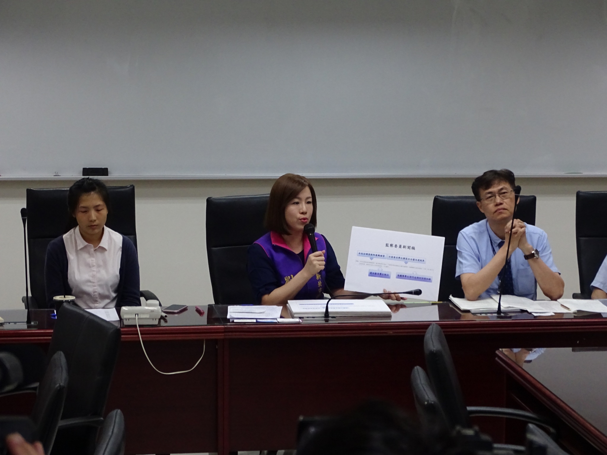 新北市議員劉美芳召開記者會，痛批教育局、中山國中放任教師違法。（翻攝畫面）