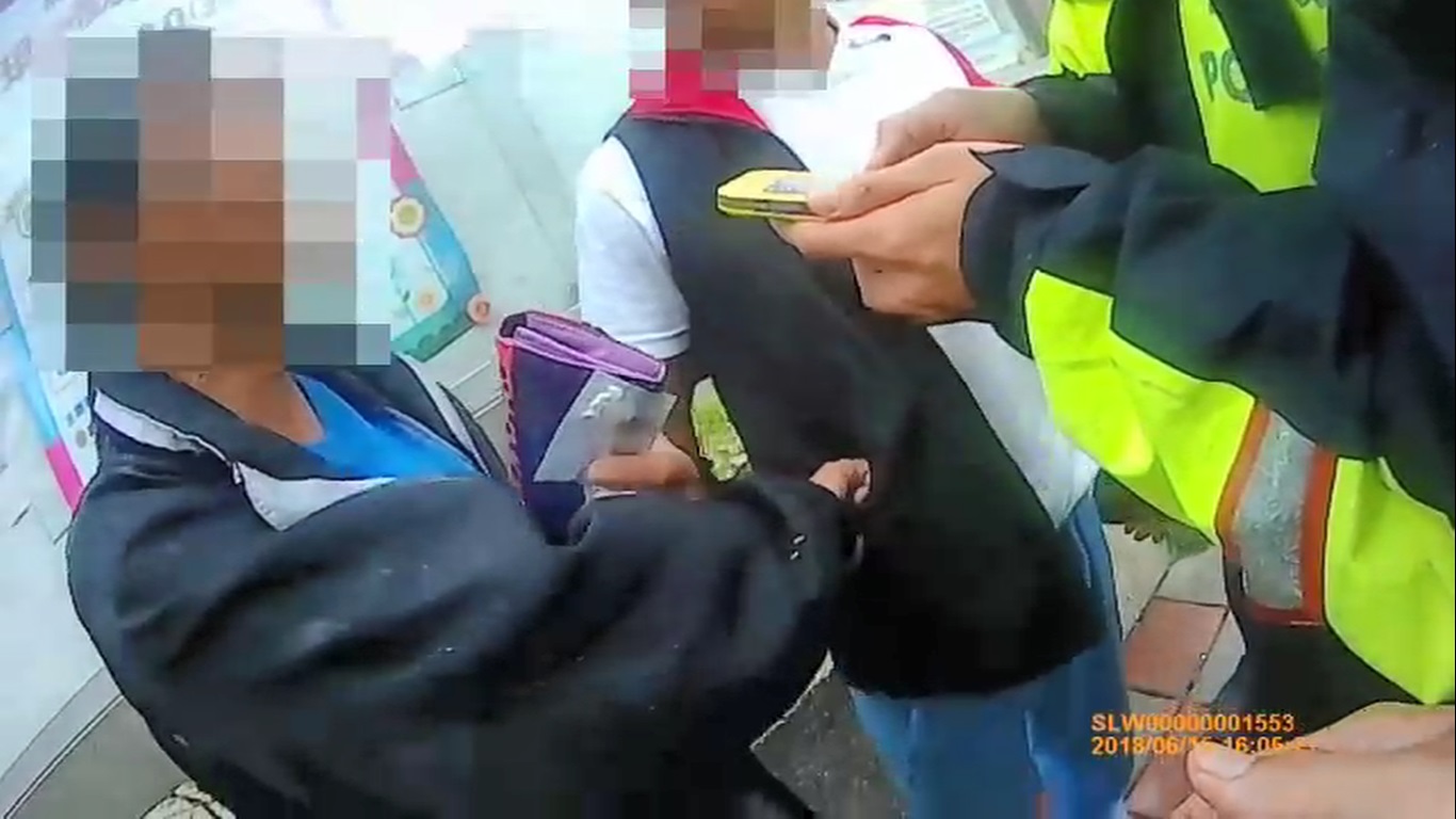 黃女在男友入獄前，還不忘從他口袋中拿走菸盒。（翻攝畫面）