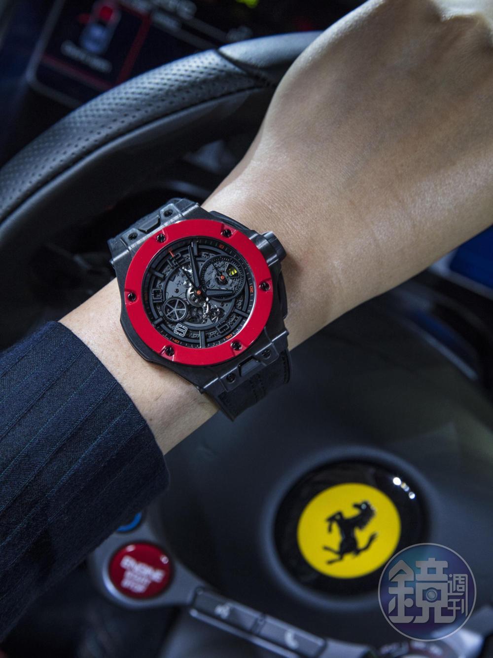 《HUBLOT Big Bang Ferrari Unico》這是宇舶與法拉利跨界聯名推出的限量錶款。它採用獨家「紅色陶瓷」燒製技術，燒出錶壇獨一無二的鮮紅色錶圈，與法拉利最著名的車色相呼應；而錶殼部分則採用碳纖維，也是跑車車體所使用的高科技材質，由外到內，完美詮釋把跑車戴上手腕的精神。 功能：時、分、小秒針指示；計時碼錶；日曆顯示/機芯：自動上鏈機芯/定價：約NT$913,000（限量500只）
