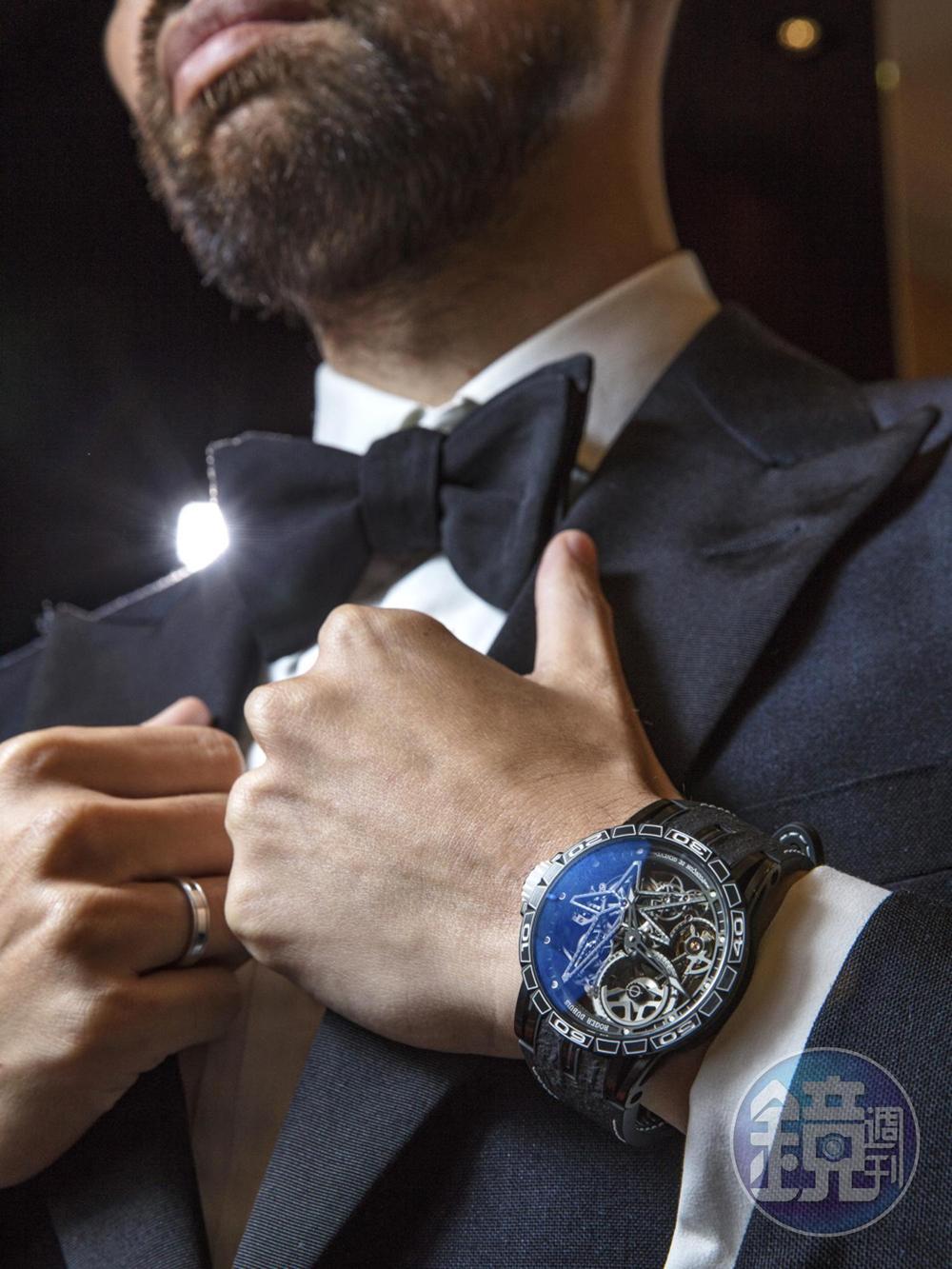 陳亦先戴的是ROGER DUBUIS倍耐力系列的黑白色錶款，黑色DLC鈦金屬配上白色裝飾。定價約NT$2,290,000
