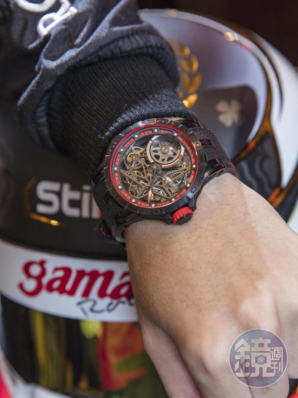 《ROGER DUBUIS Excalibur Spider Pirelli》這就是RD與倍耐力跨界合作的錶款，以RD獨特的微型自動盤鏤空腕錶為基礎，錶帶則採用在F1賽事上曾贏得冠軍的車胎製作，每一條橡膠錶帶並都有其冠軍車的履歷證明，把賽車基因移植到手錶之上。 功能：時、分顯示/機芯：自動上鏈機芯/定價：約NT$2,290,000
