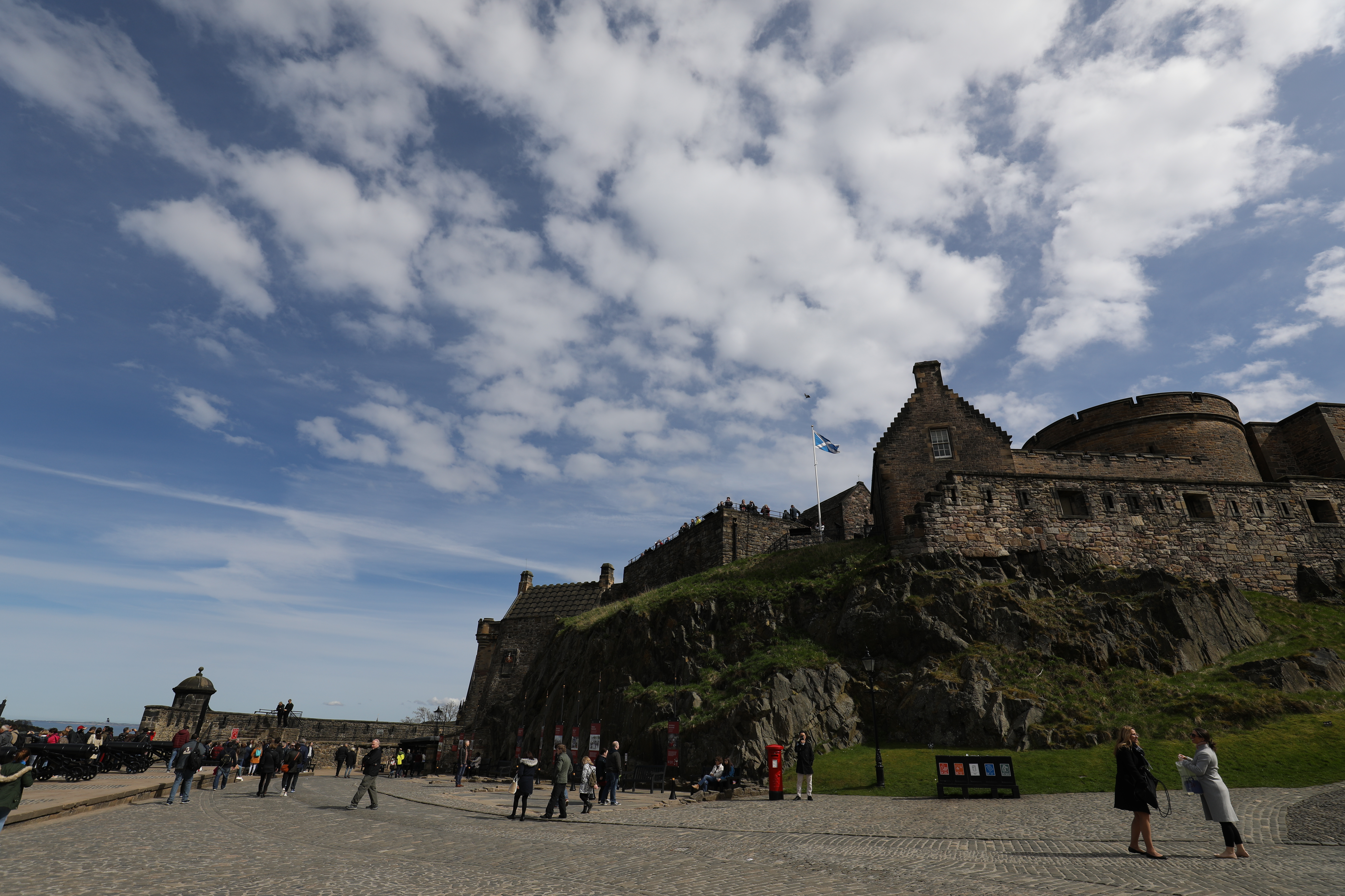 這座三面臨懸崖、易守難攻的愛丁堡城堡，是蘇格蘭史上被攻擊最多的堡壘，一度曾化為焦土，城堡裡展示的根本是一部濃縮的戰爭史。
