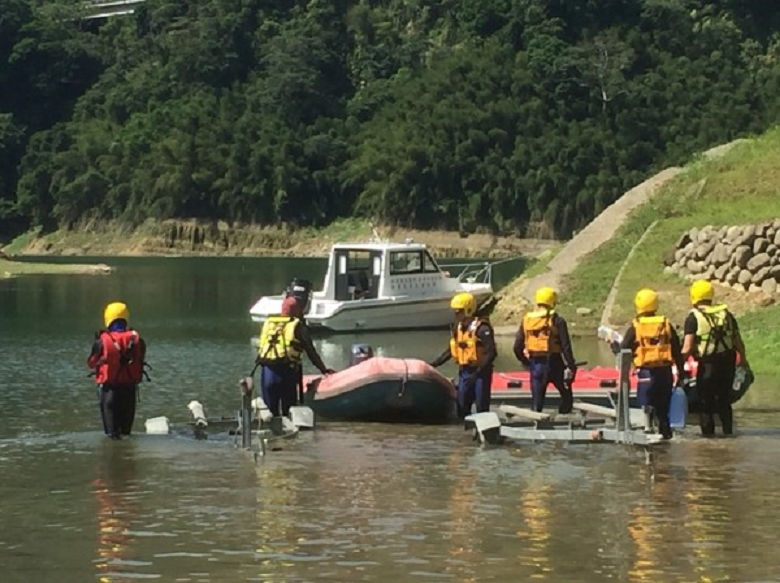 苗栗縣消防局動員人力，在鯉魚潭水庫景山橋下方水域，搜尋范男下落。（警方提供）
