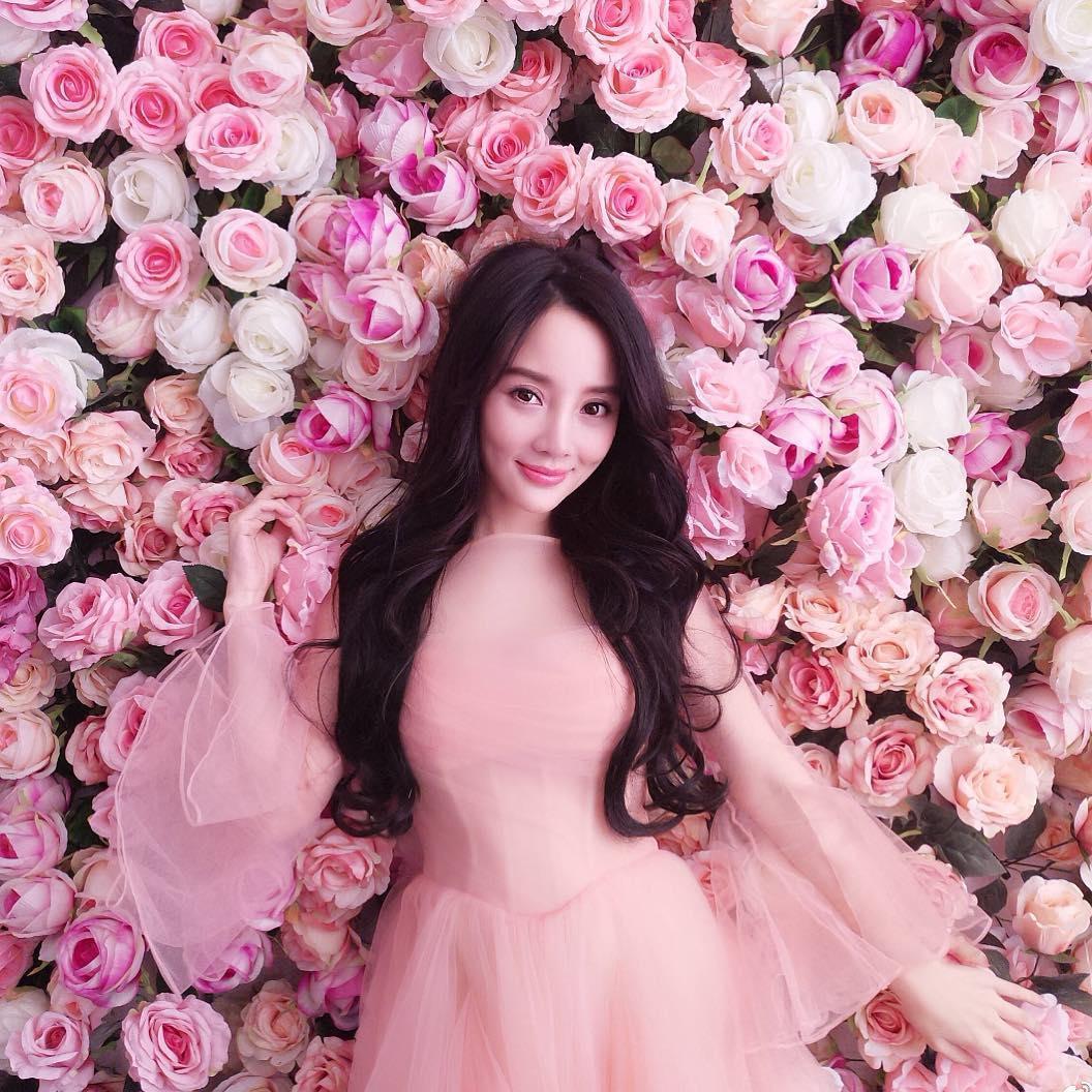 李小璐最近讓老公戴了綠帽，成為過街老鼠。（翻攝李小璐微博）
