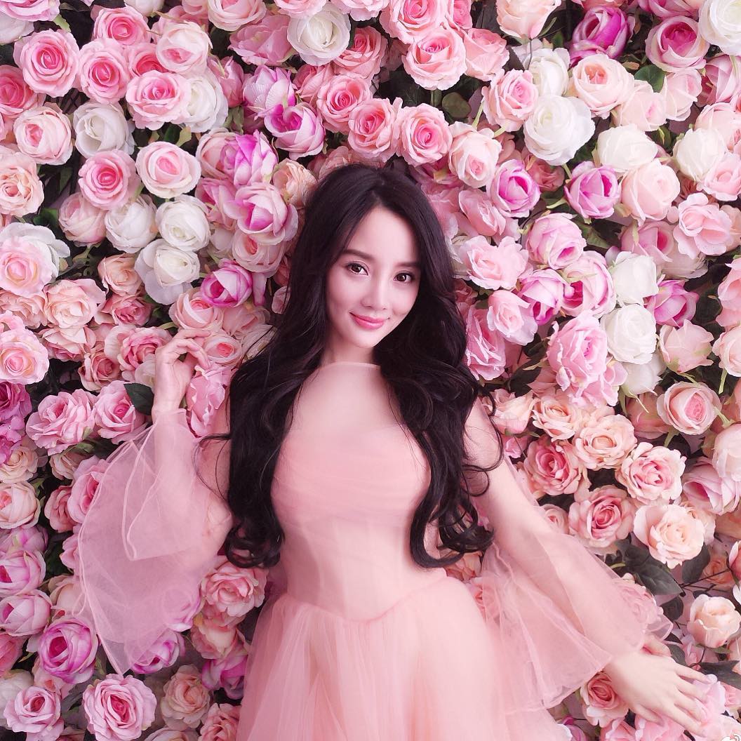 李小璐最近讓老公戴了綠帽，成為過街老鼠。（翻攝李小璐微博）