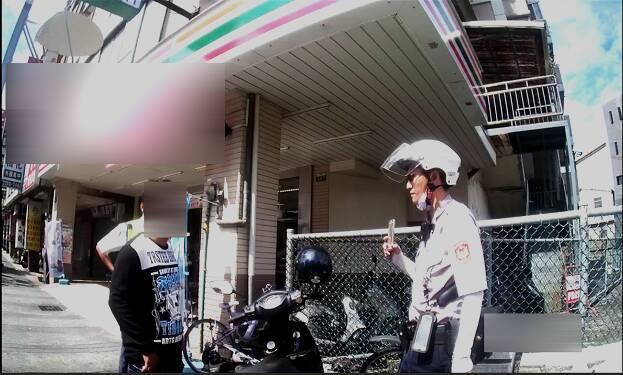 員警攔查急欲發動機車離開的楊男。(警方提供)