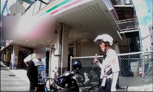 員警攔查急欲發動機車離開的楊男。（警方提供）