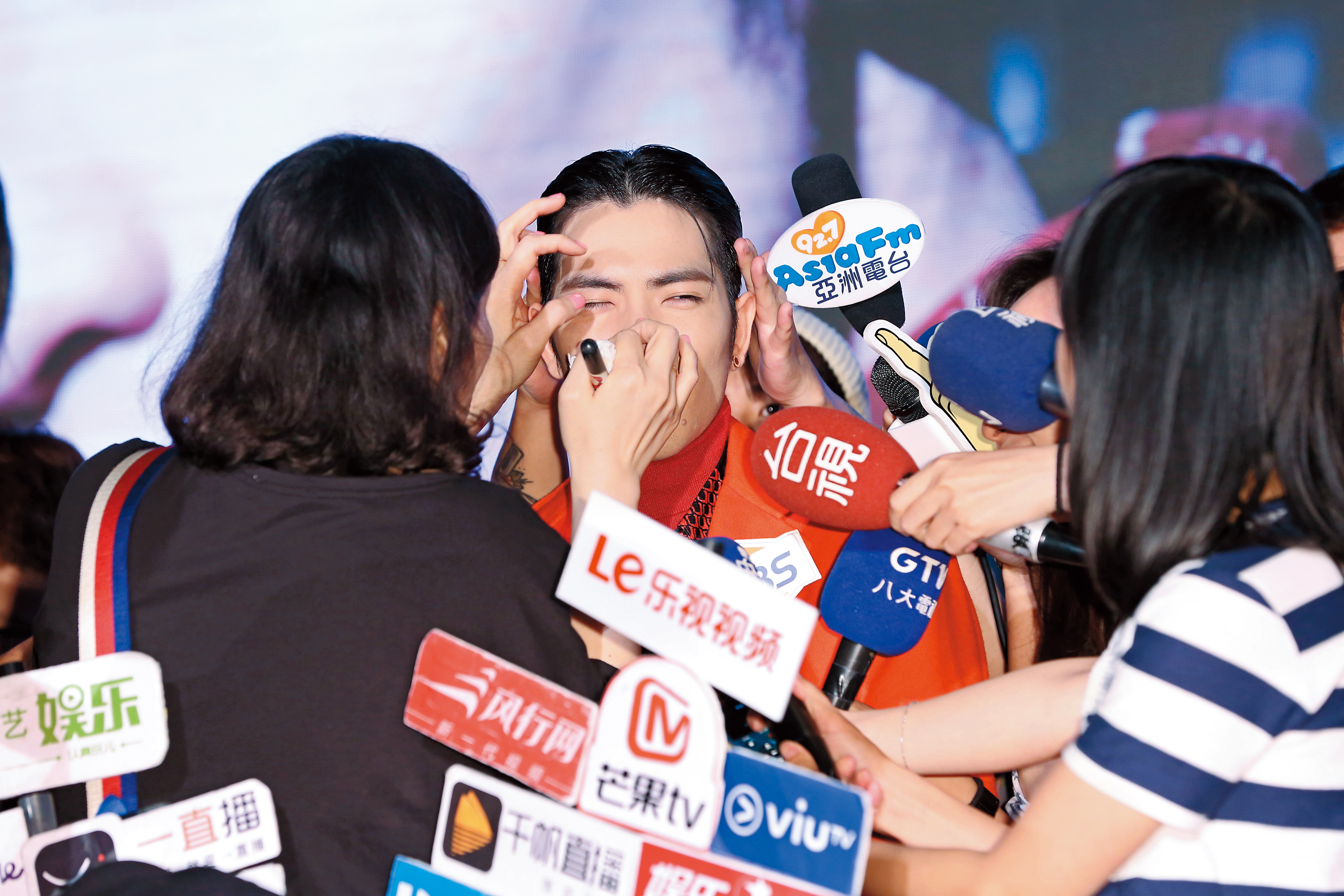 蕭敬騰出席《欲望反光》發片記者會，右眼產生了激烈感應，助理趕緊獻上眼藥水救援！